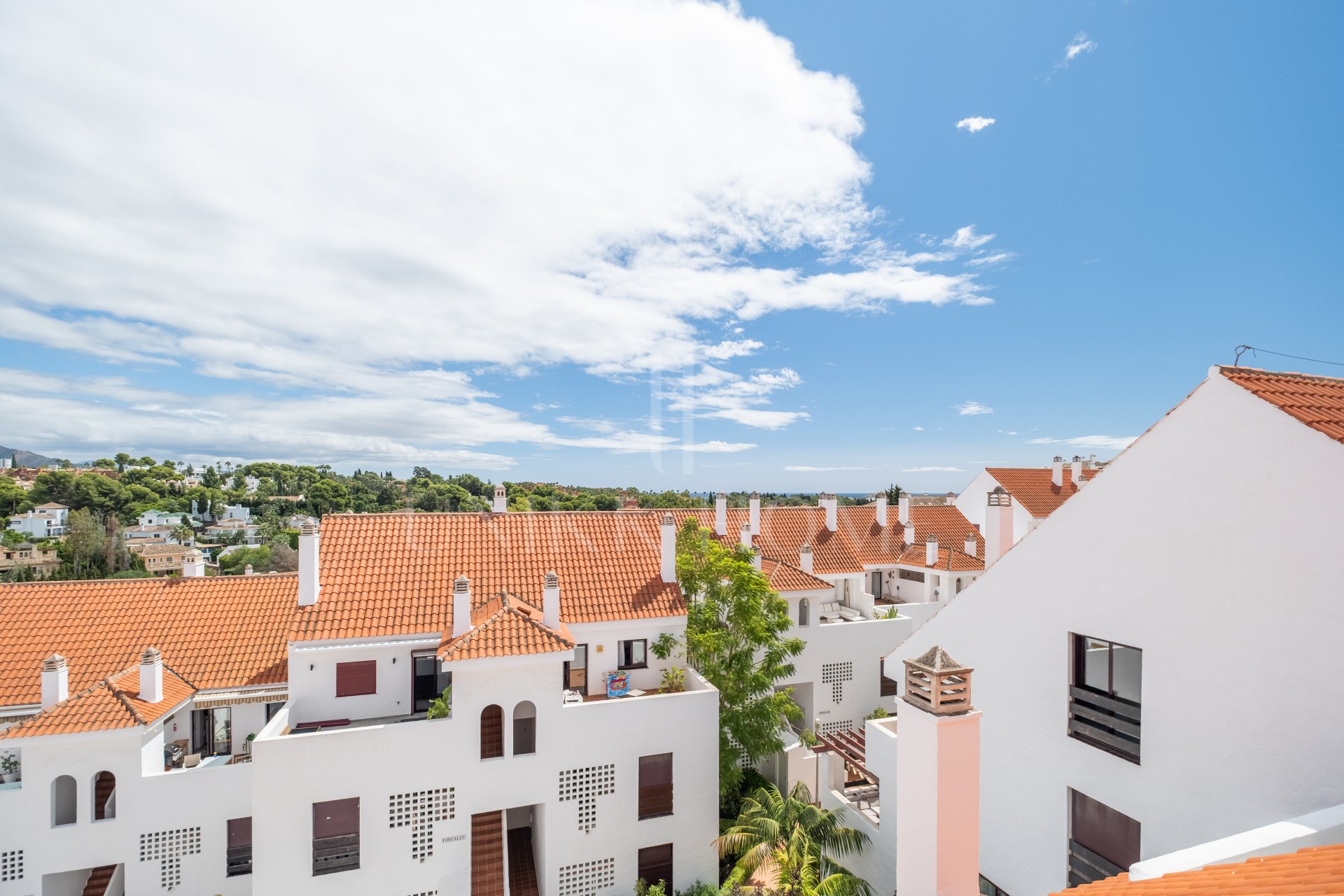 Amplio apartamento reformado en La Maestranza: 3 dormitorios, garaje privado y seguridad 24 horas en Nueva Andalucía