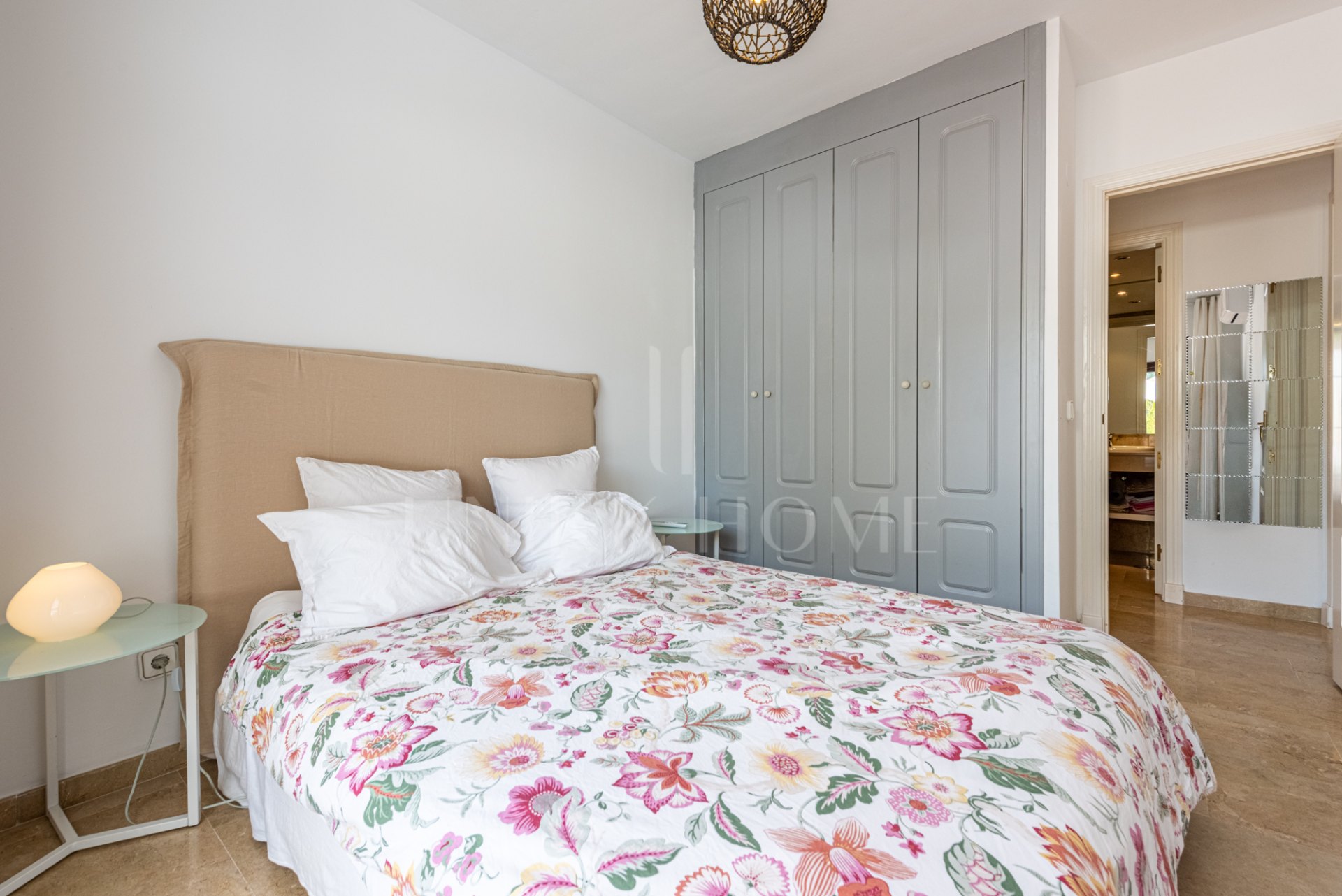 Apartamento en una tranquila urbanización de La Milla de Oro con licencia turística.