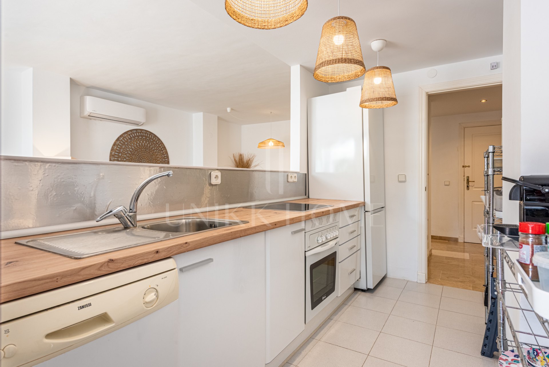Apartamento en una tranquila urbanización de La Milla de Oro con licencia turística.