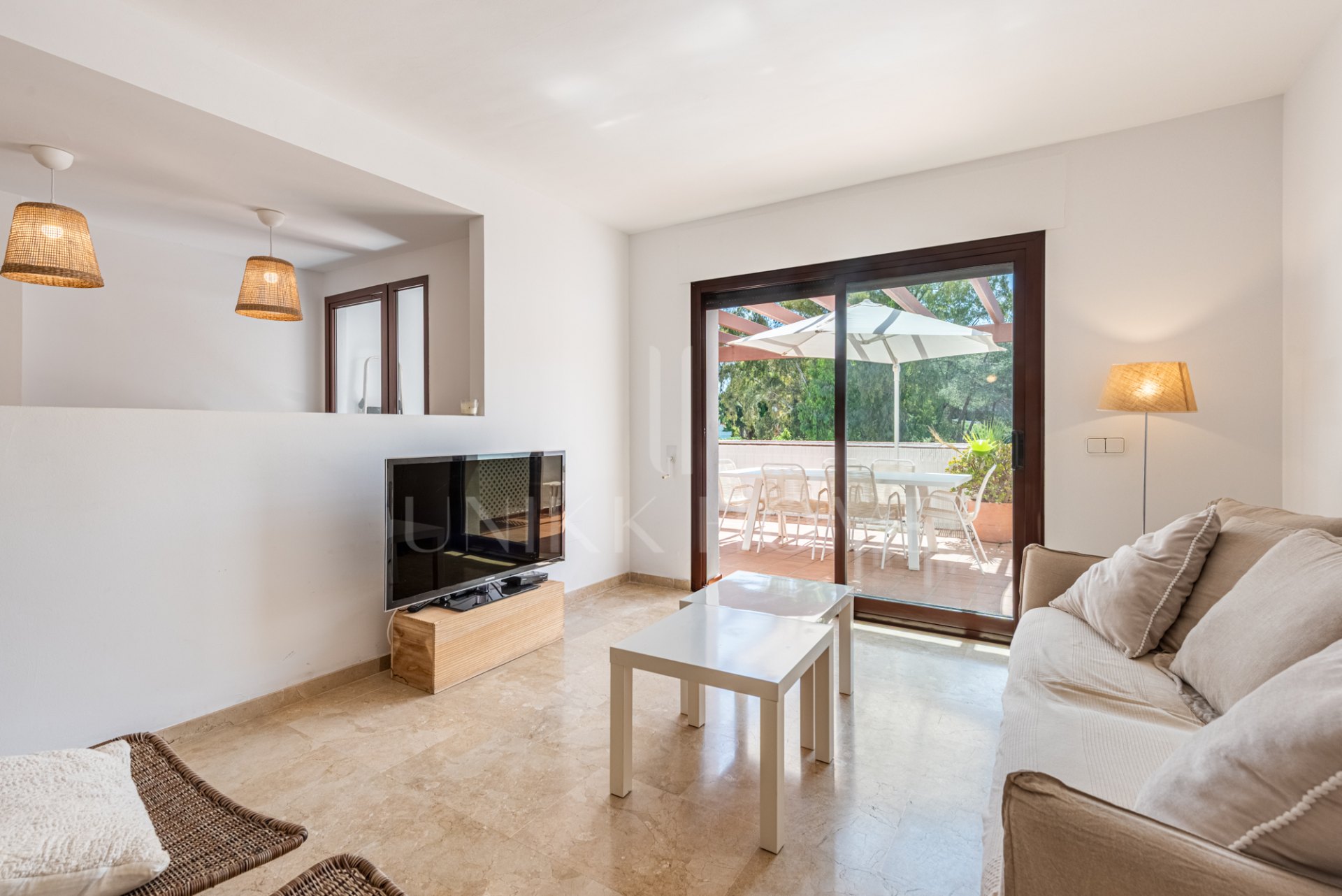 Apartamento en una tranquila urbanización de La Milla de Oro con licencia turística.