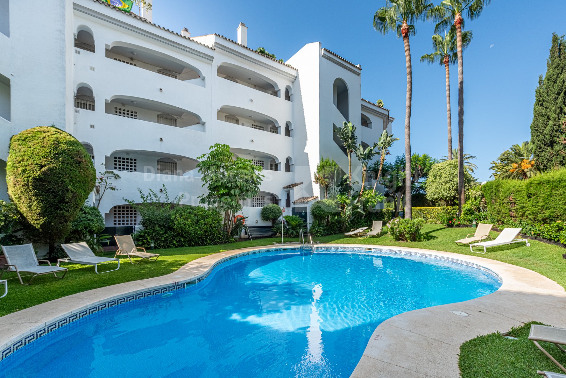 Duplex penthouse with sea views in Guadalmina Baja
