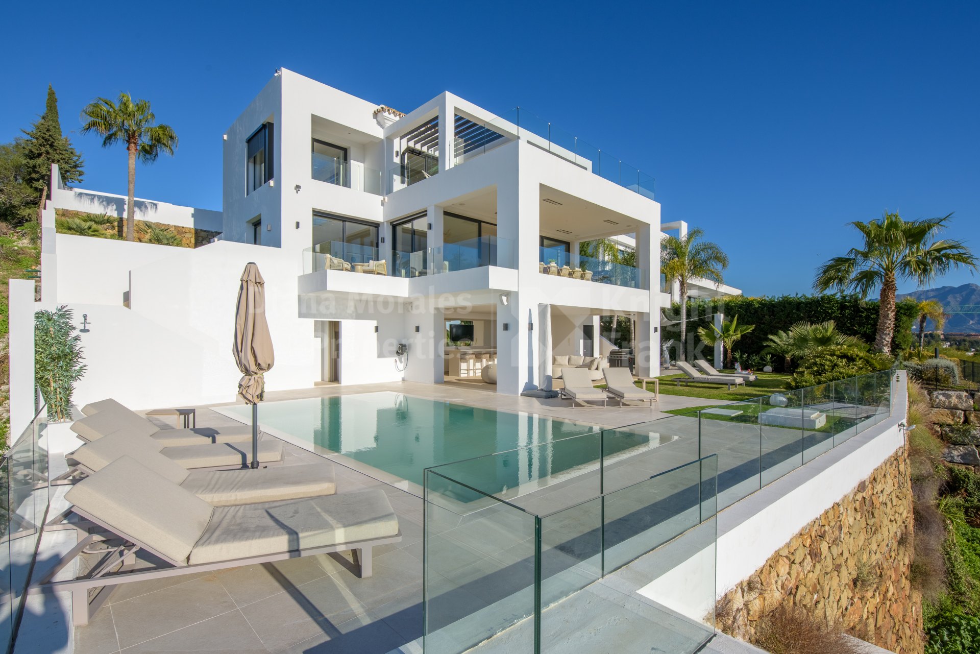 Sun-filled 5-bedroom villa with spectacular views from almost every corner
