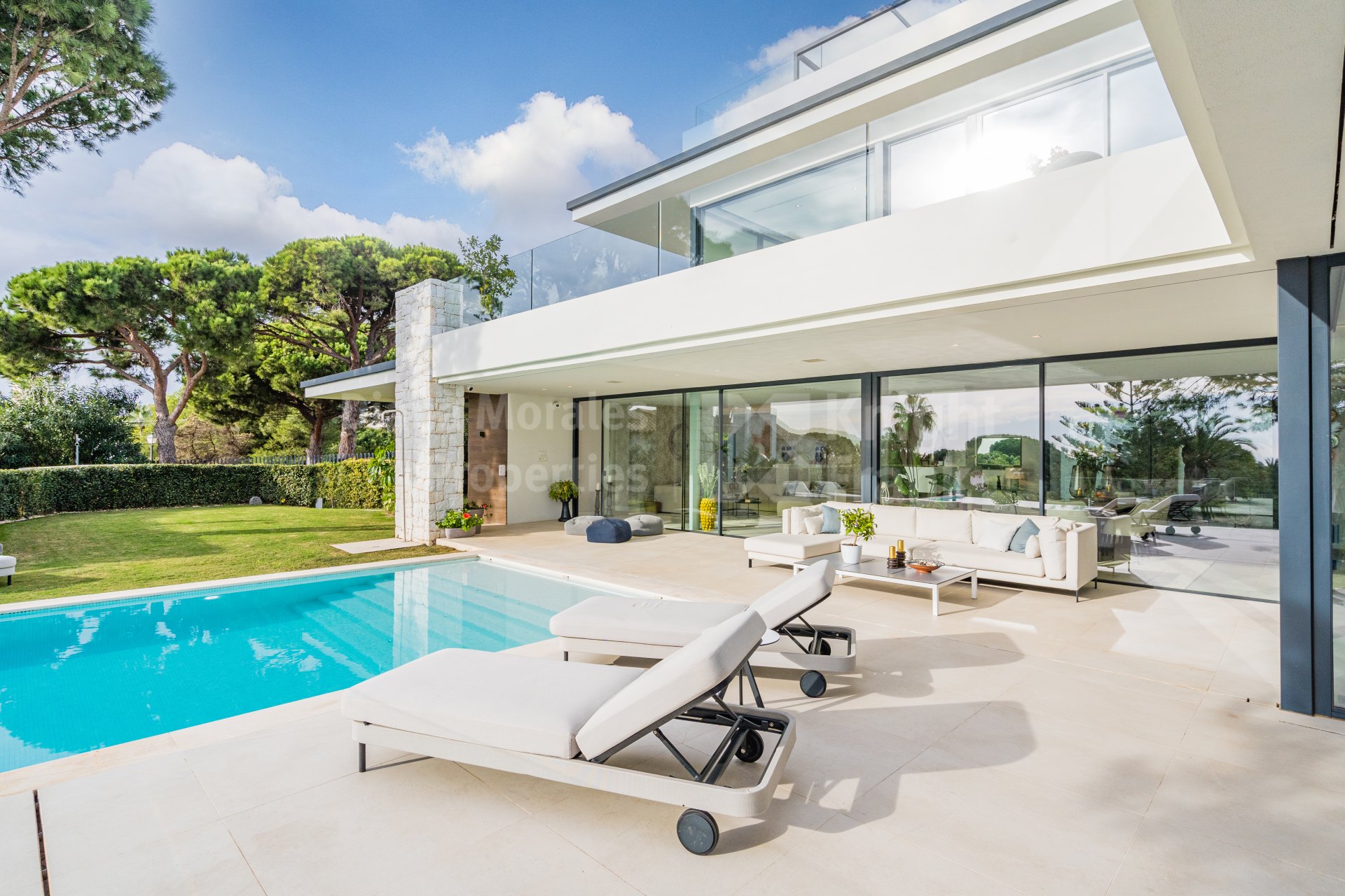 Modern beachside 6-bedroom villa with sea views in East of Marbella