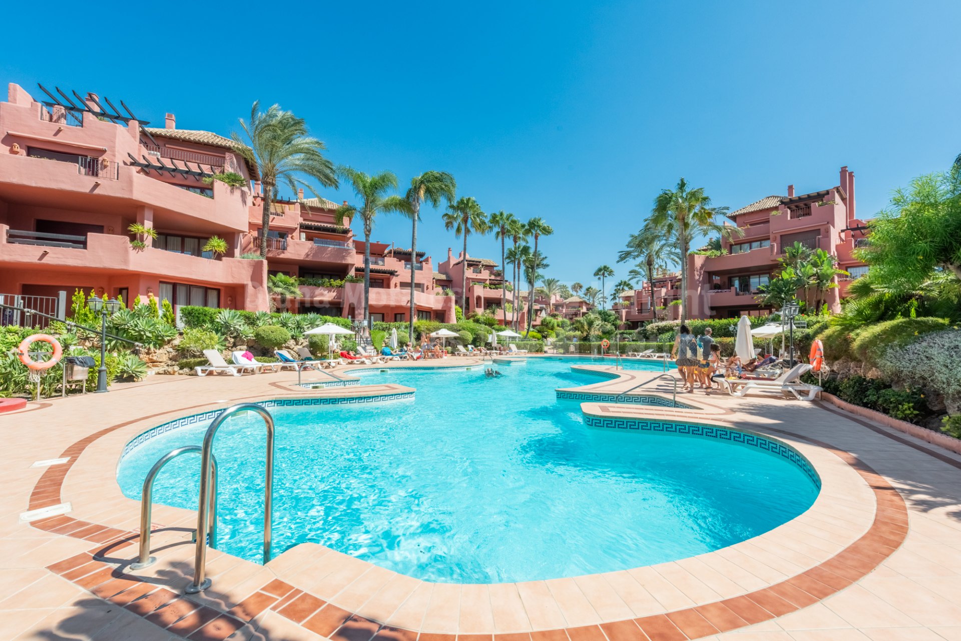 Frontline Beach Ground Floor Apartments for long term rent in Estepona East