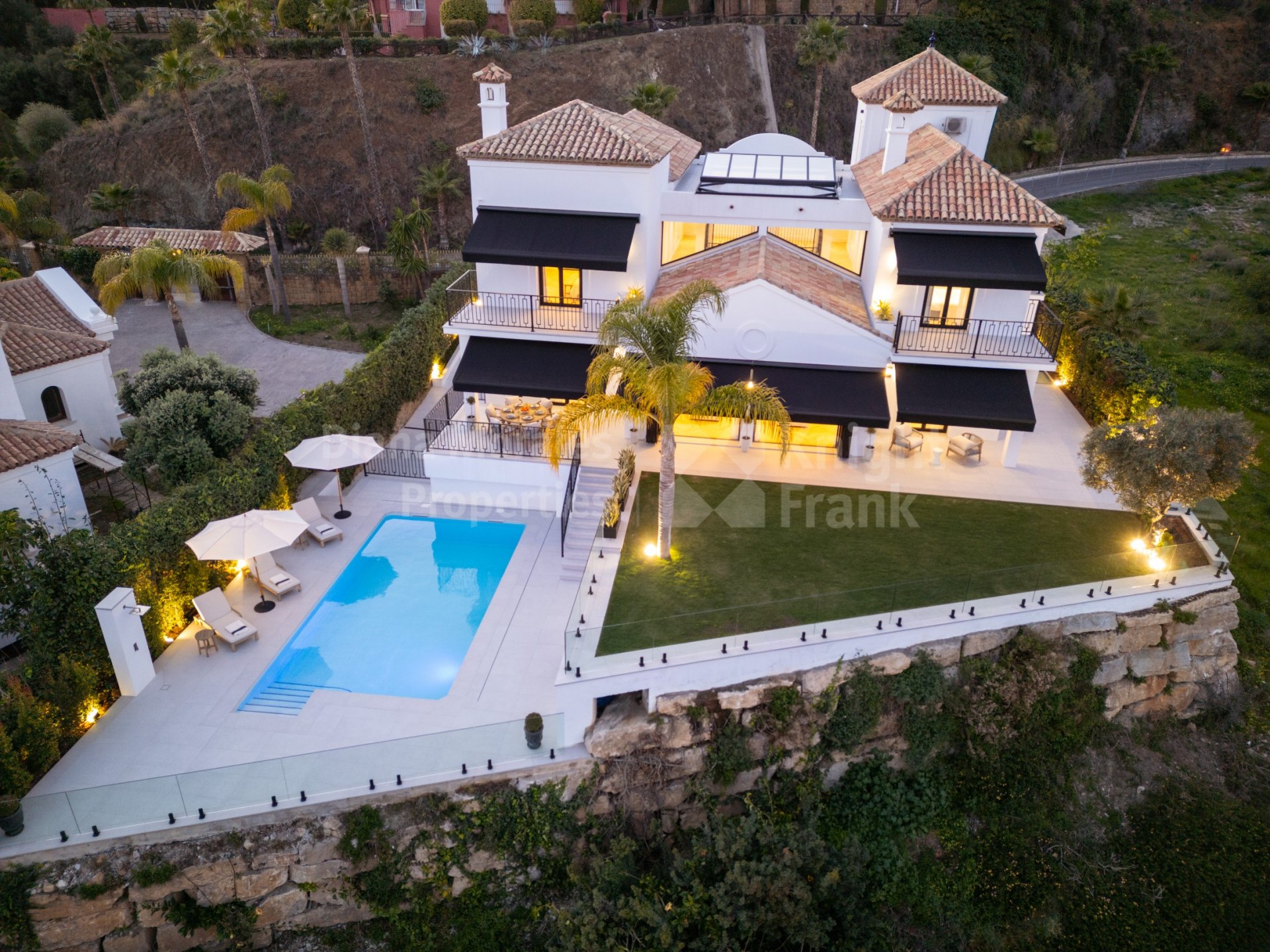 Villa Almira: contemporary elegance with open views of the sea and mountains