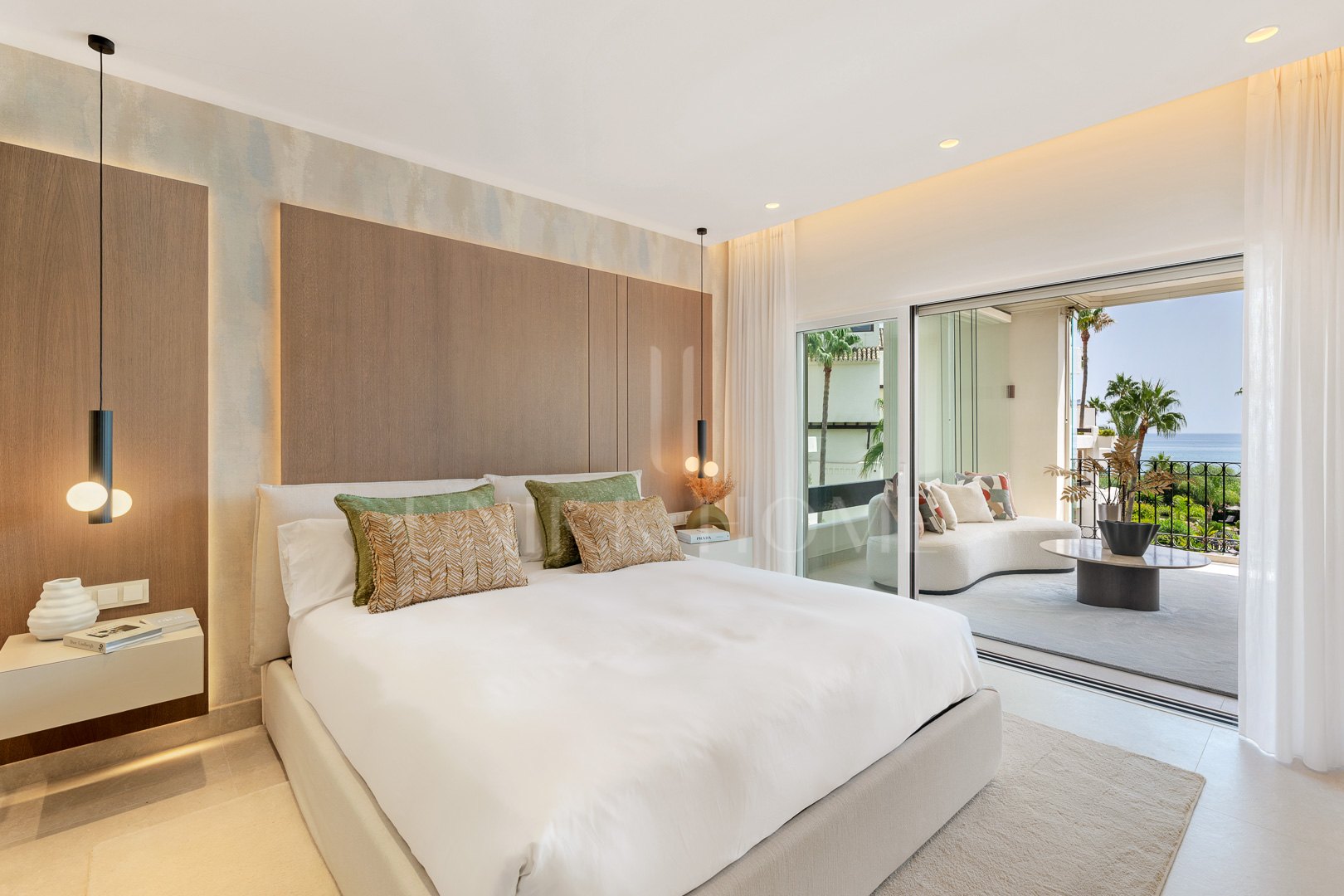 Apartamento de tres dormitorios con vistas al mar en Bahía del Velerín, Estepona