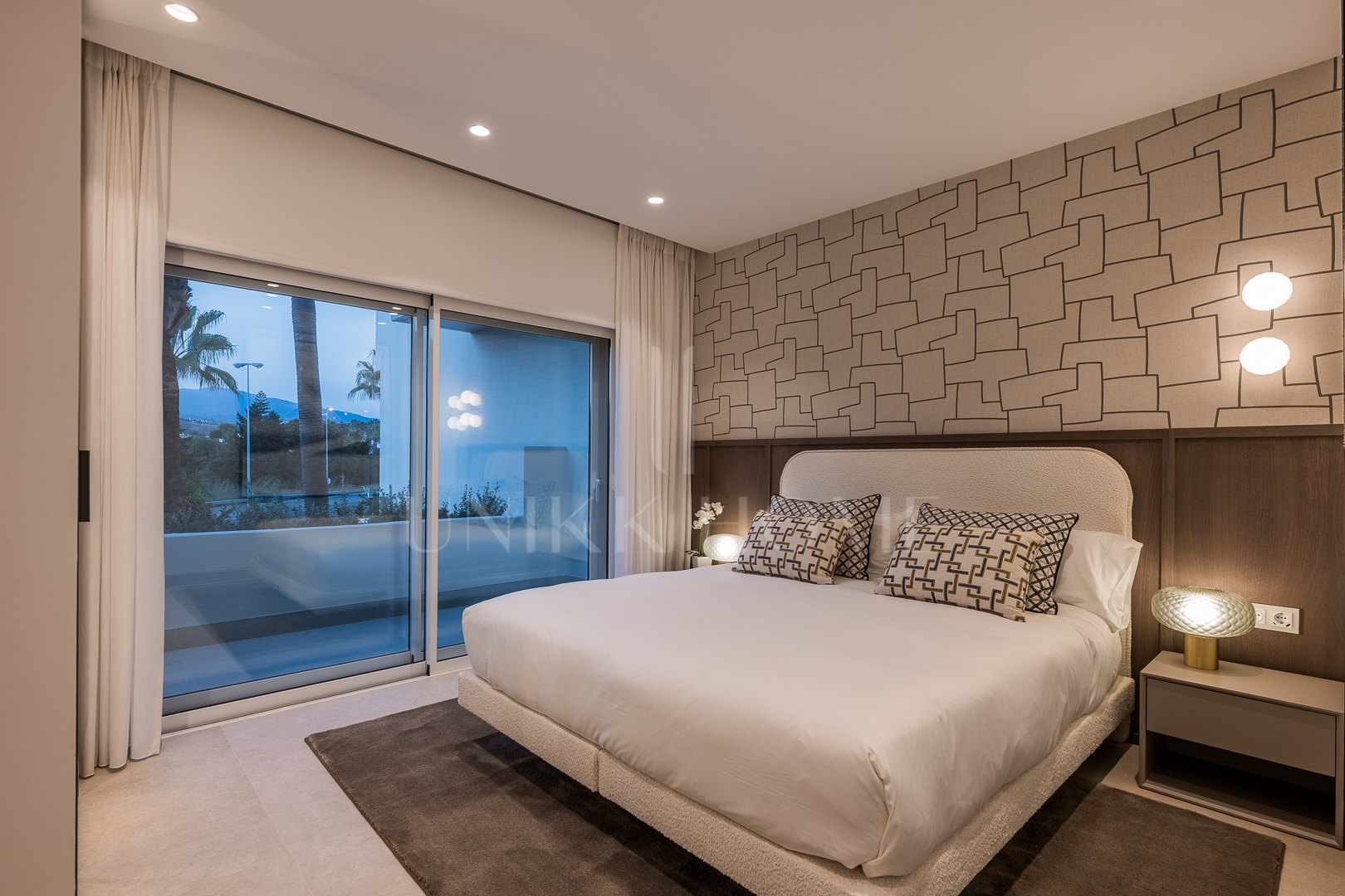 Apartamento de tres dormitorios con vistas al mar en Bahía del Velerín, Estepona