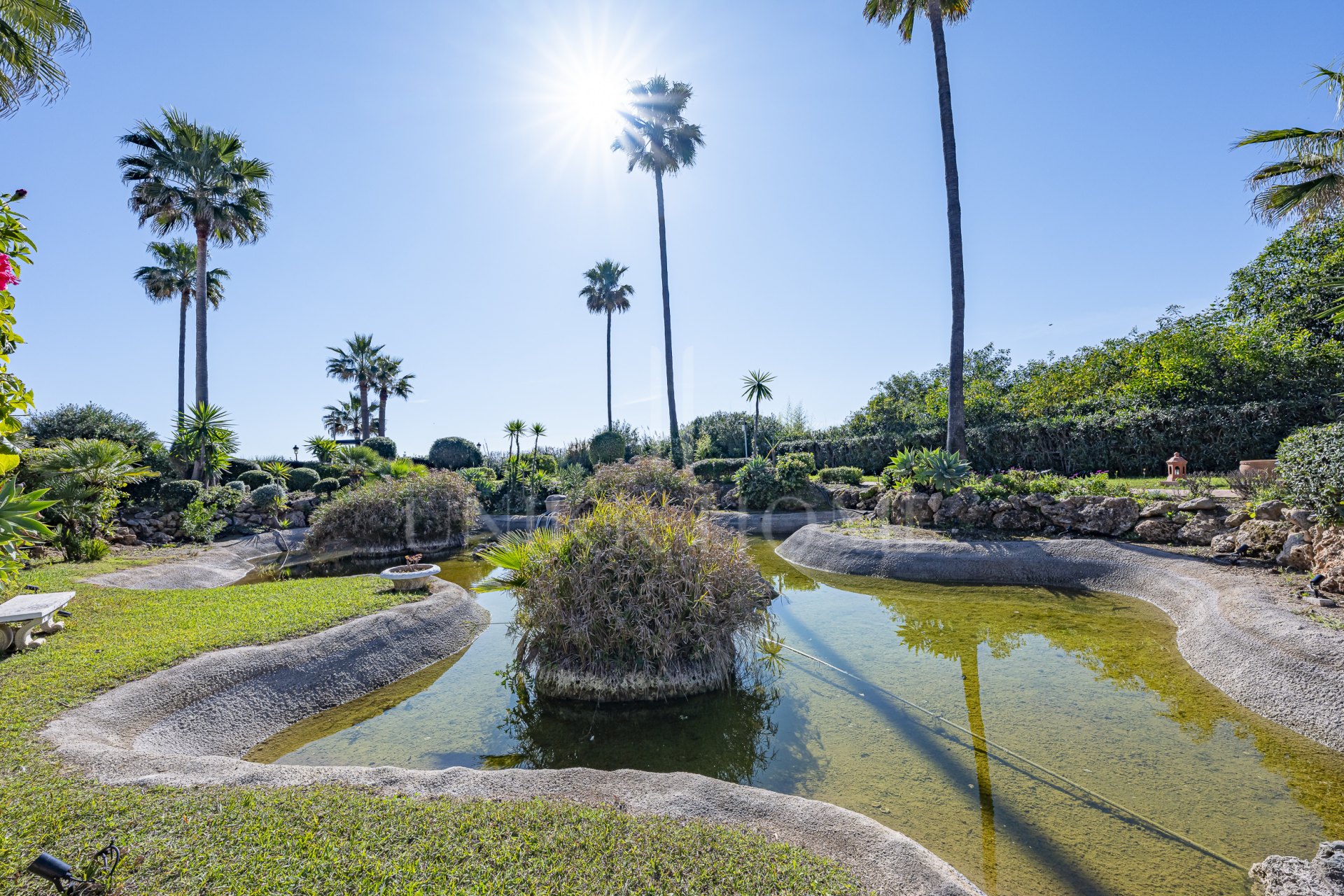 Apartamento de tres dormitorios con vistas al mar en Bahía del Velerín, Estepona
