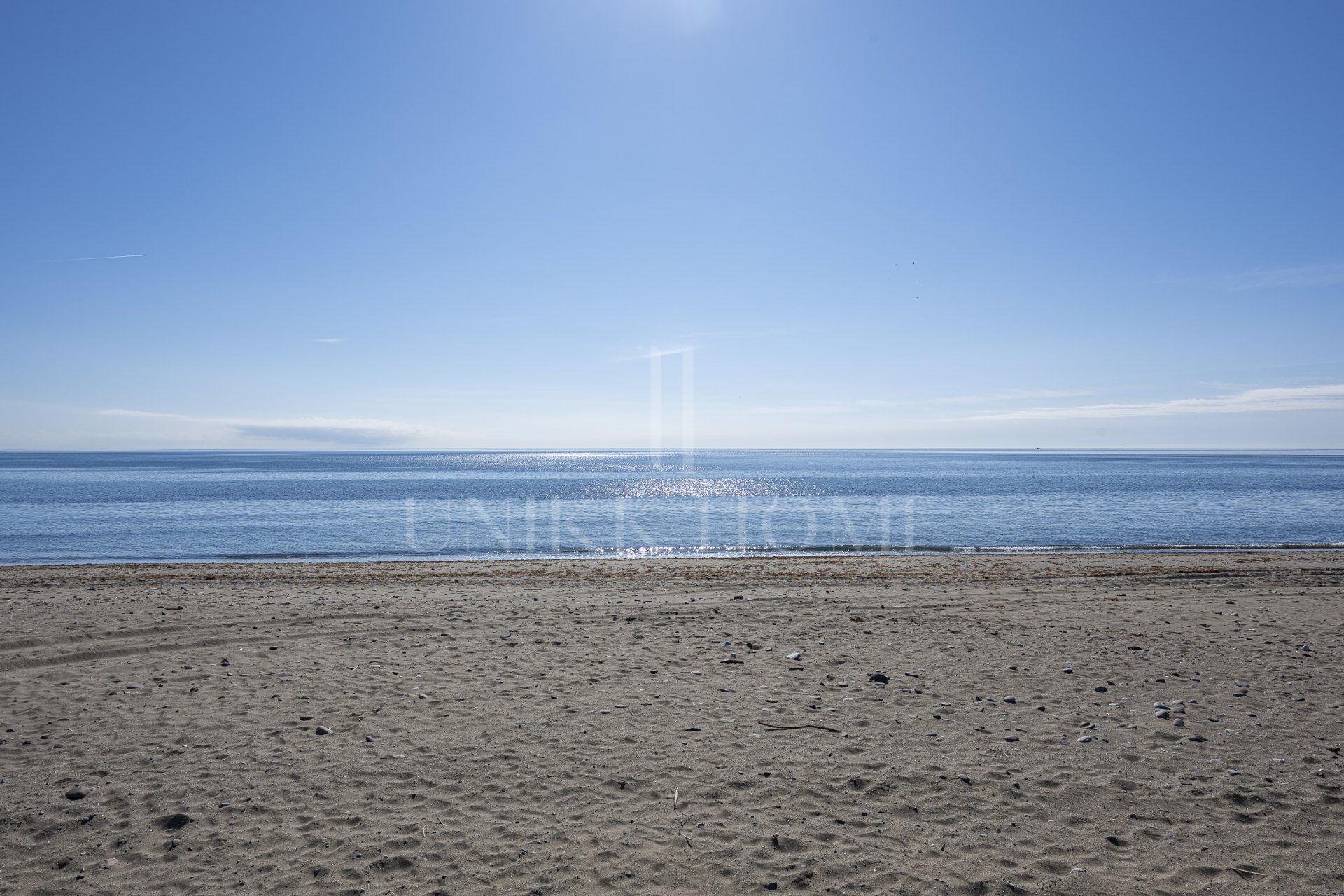 Apartamento de tres dormitorios con vistas al mar en Bahía del Velerín, Estepona