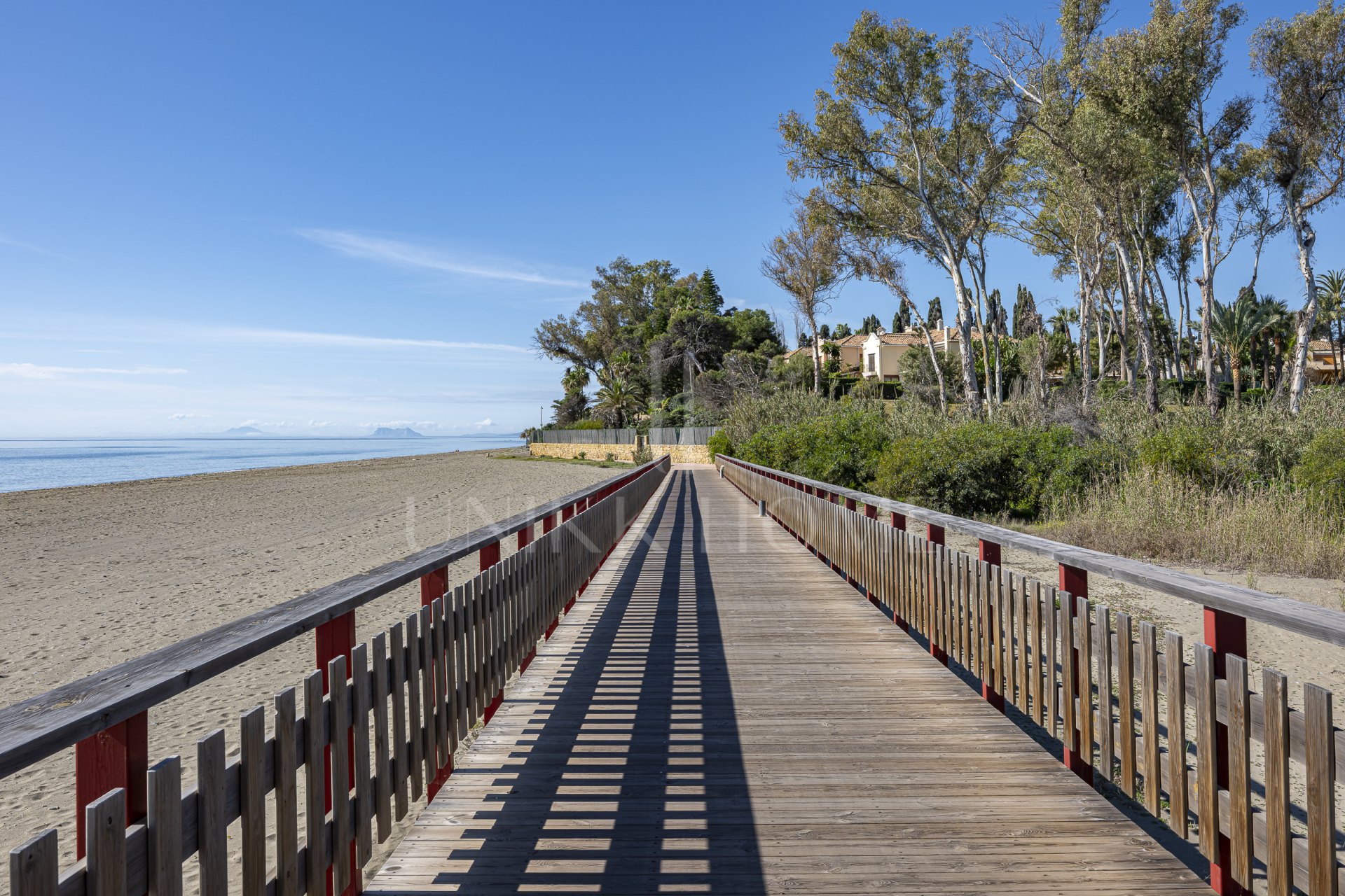 Apartamento de tres dormitorios con vistas al mar en Bahía del Velerín, Estepona