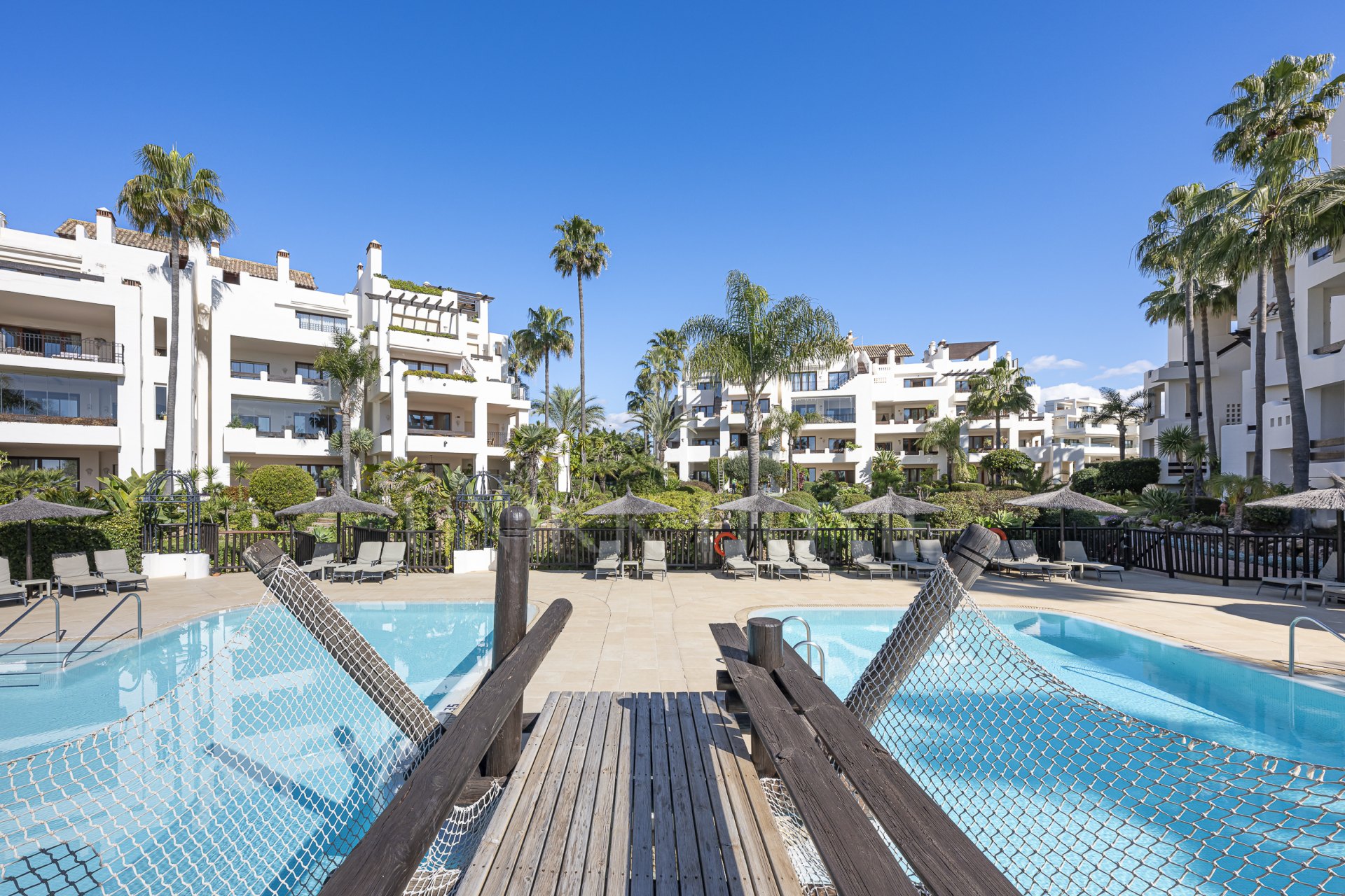 Apartamento de tres dormitorios con vistas al mar en Bahía del Velerín, Estepona