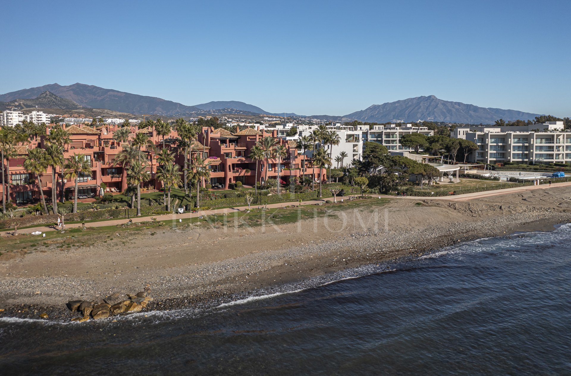 Apartamento en planta baja frente al mar con vistas directas al mar