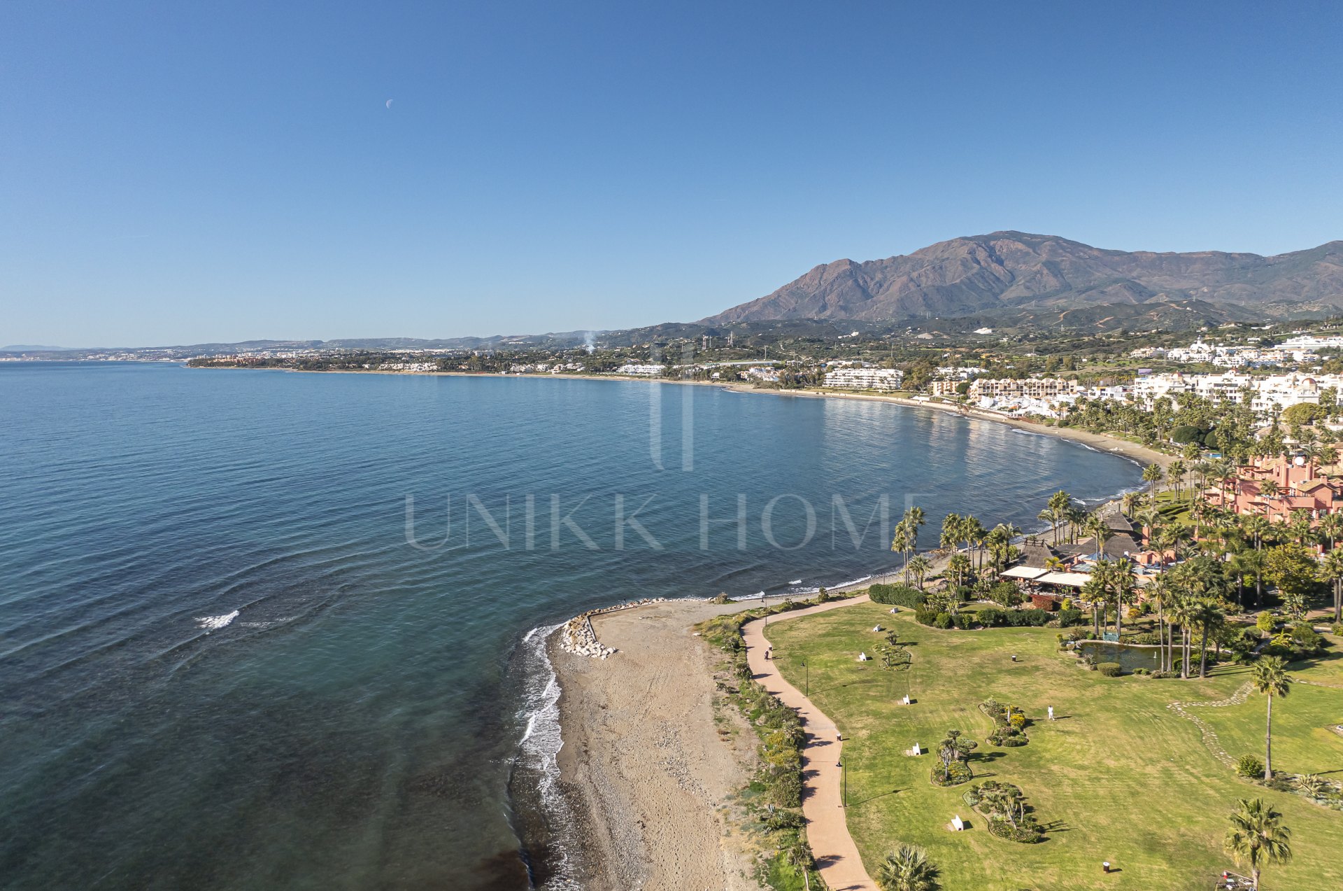 Apartamento en planta baja frente al mar con vistas directas al mar