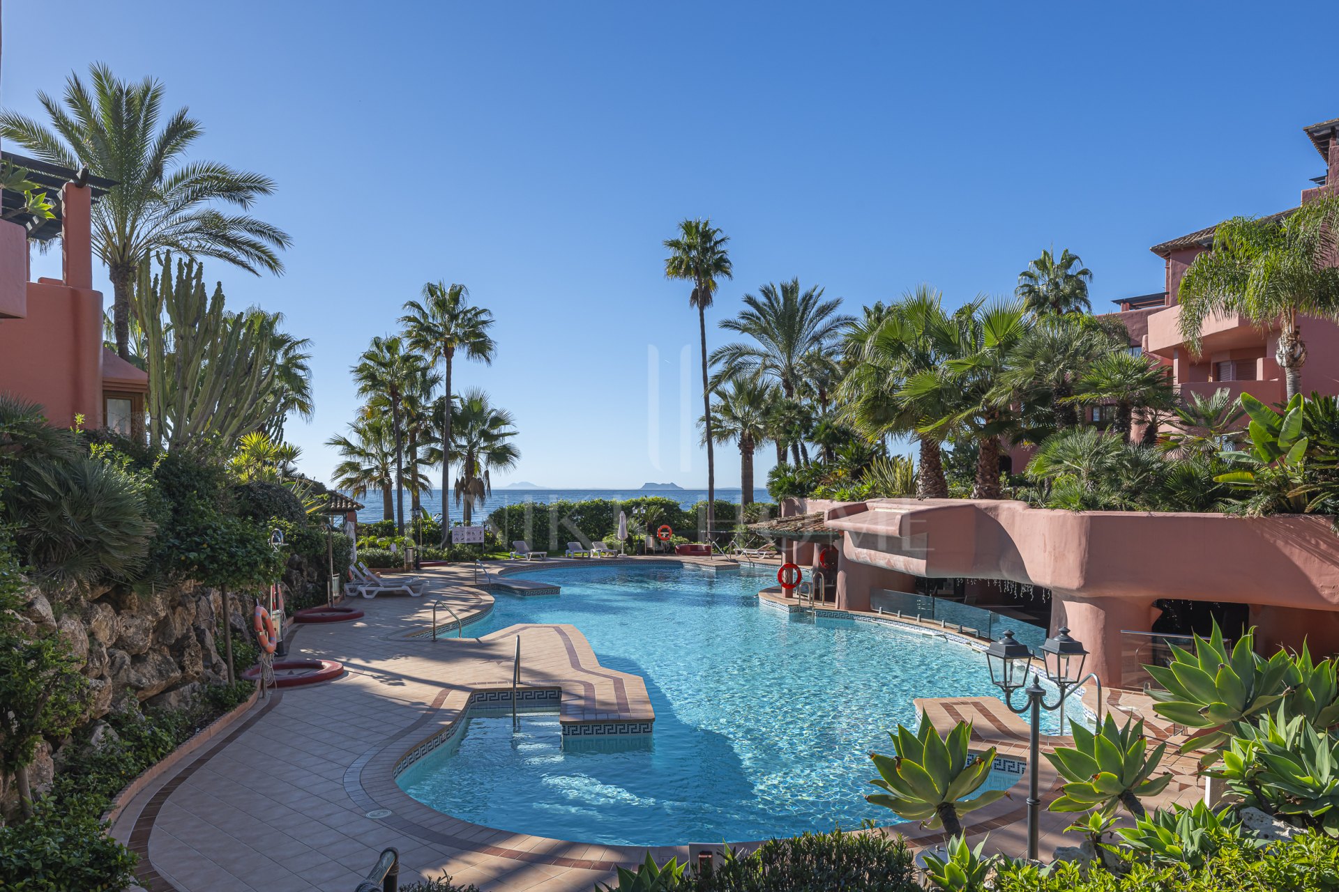 Apartamento en planta baja frente al mar con vistas directas al mar