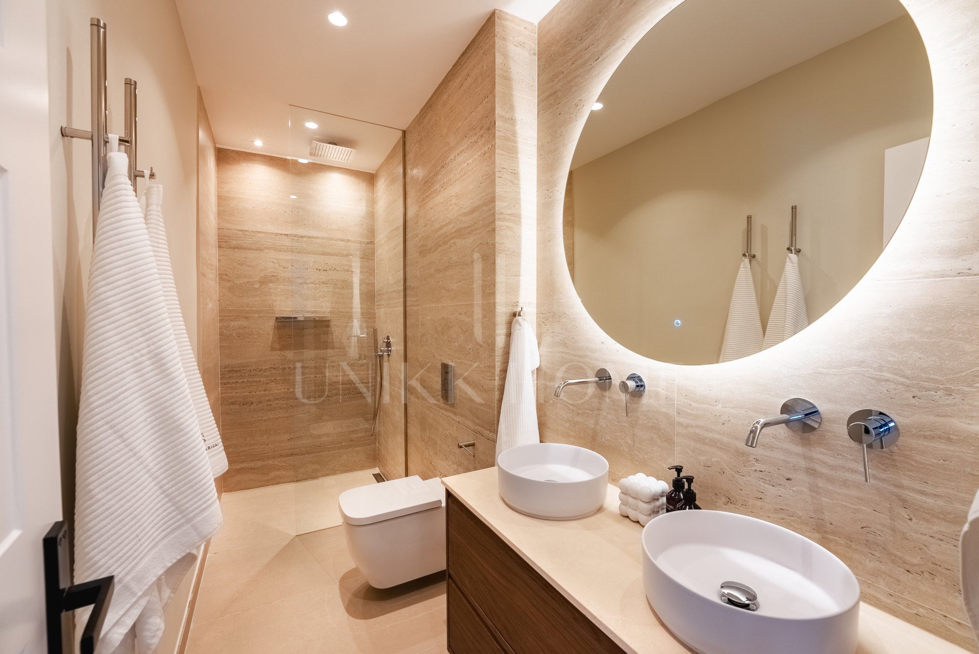 Villa Semiadosada con Vistas a la Montaña, la Milla de Oro