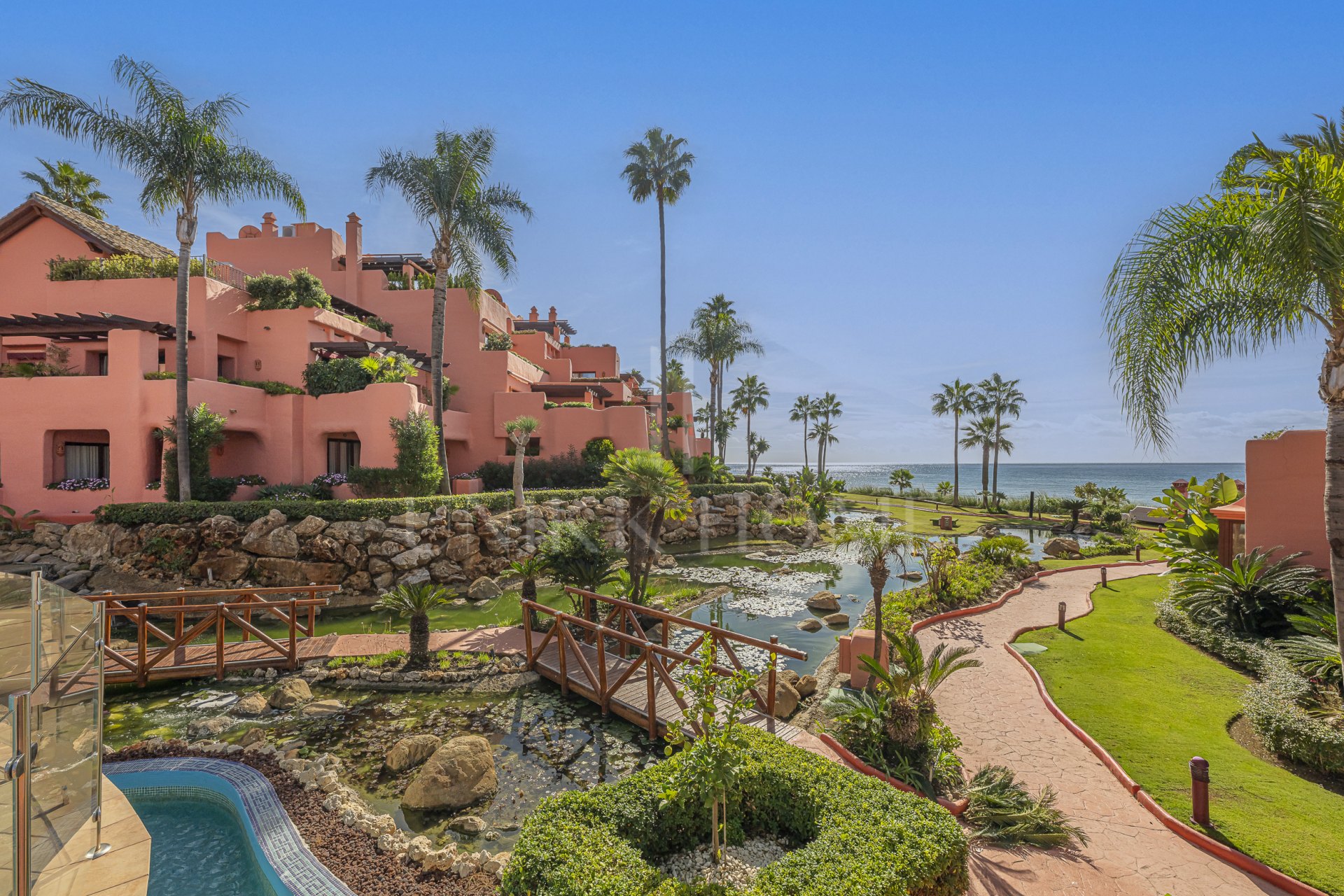 Beachfront Ground-Floor Apartment in Cabo Bermejo, Estepona