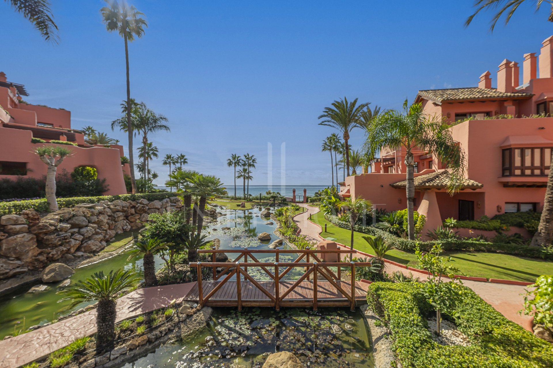 Beachfront Ground-Floor Apartment in Cabo Bermejo, Estepona