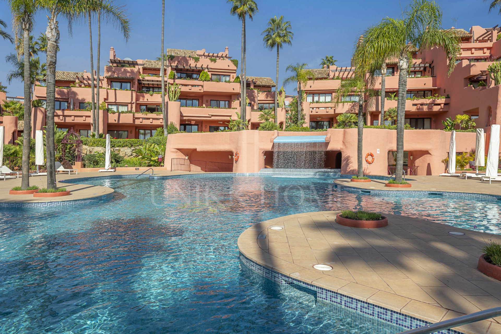 Beachfront Ground-Floor Apartment in Cabo Bermejo, Estepona