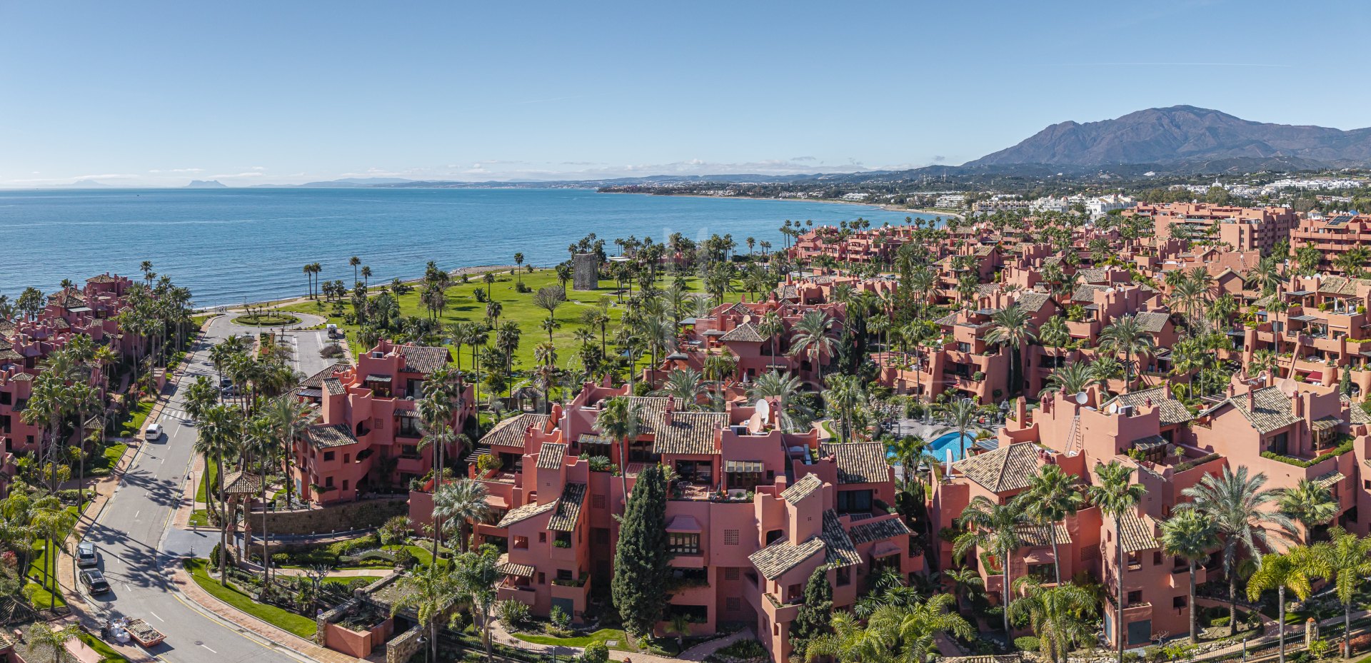 Panoramic Sea Views Beachfront Penthouse, New Golden Mile