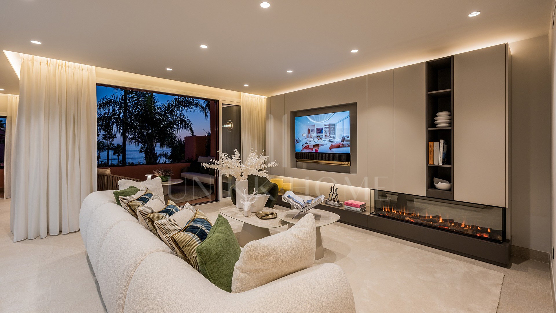 Ático dúplex junto a la playa con vistas al mar en la Nueva Milla de Oro de Estepona