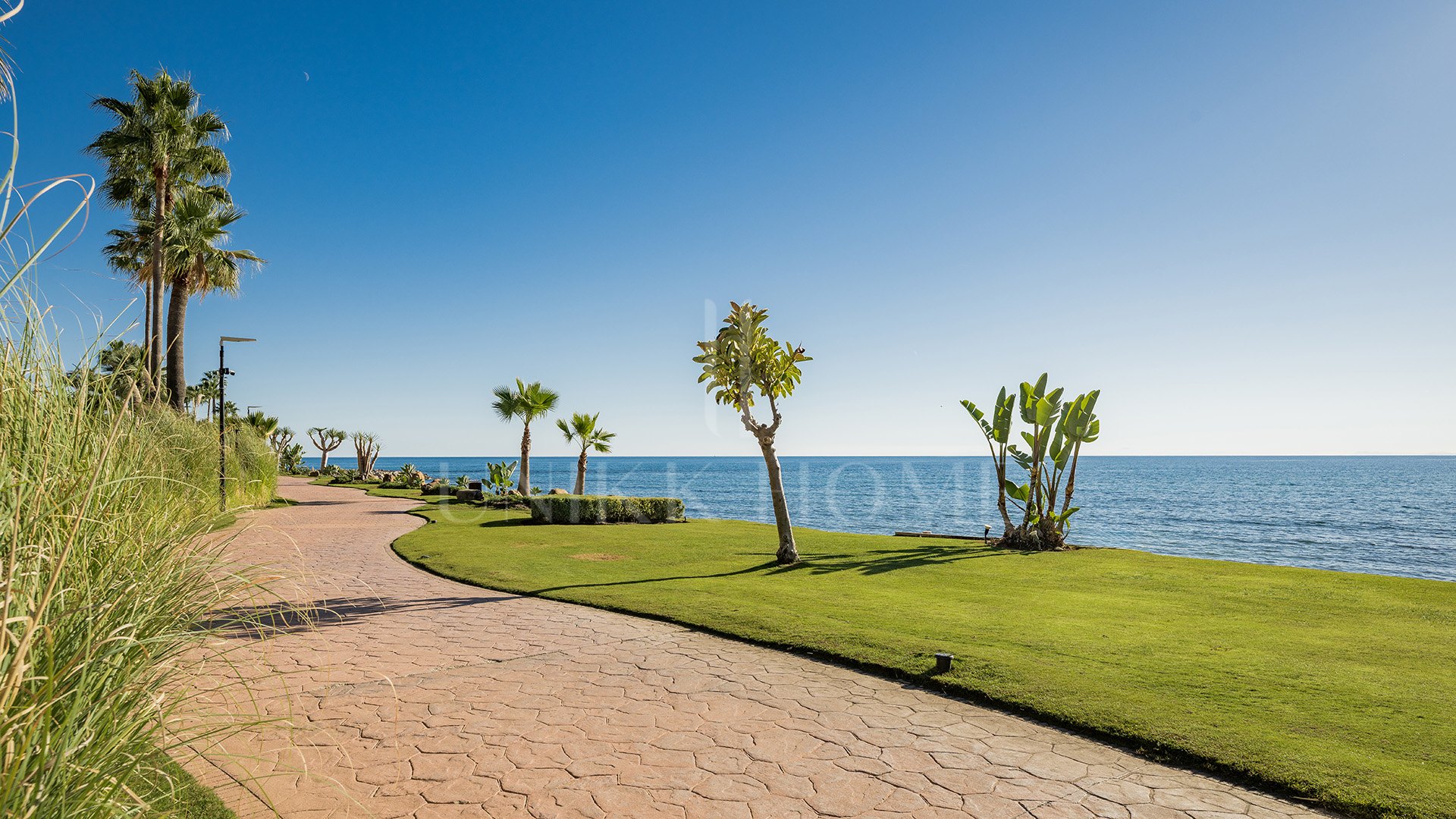 Ático dúplex junto a la playa con vistas al mar en la Nueva Milla de Oro de Estepona