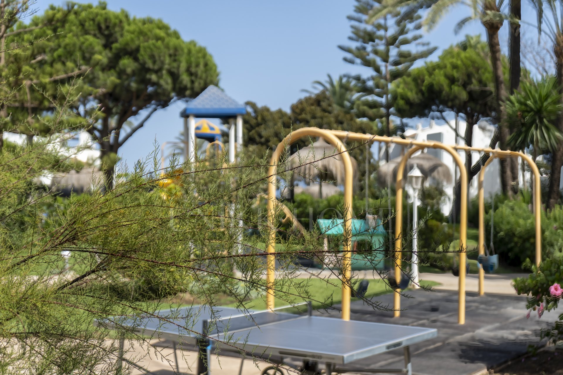Adosada en primera línea de playa con vistas al mar, Milla de Oro de Marbella
