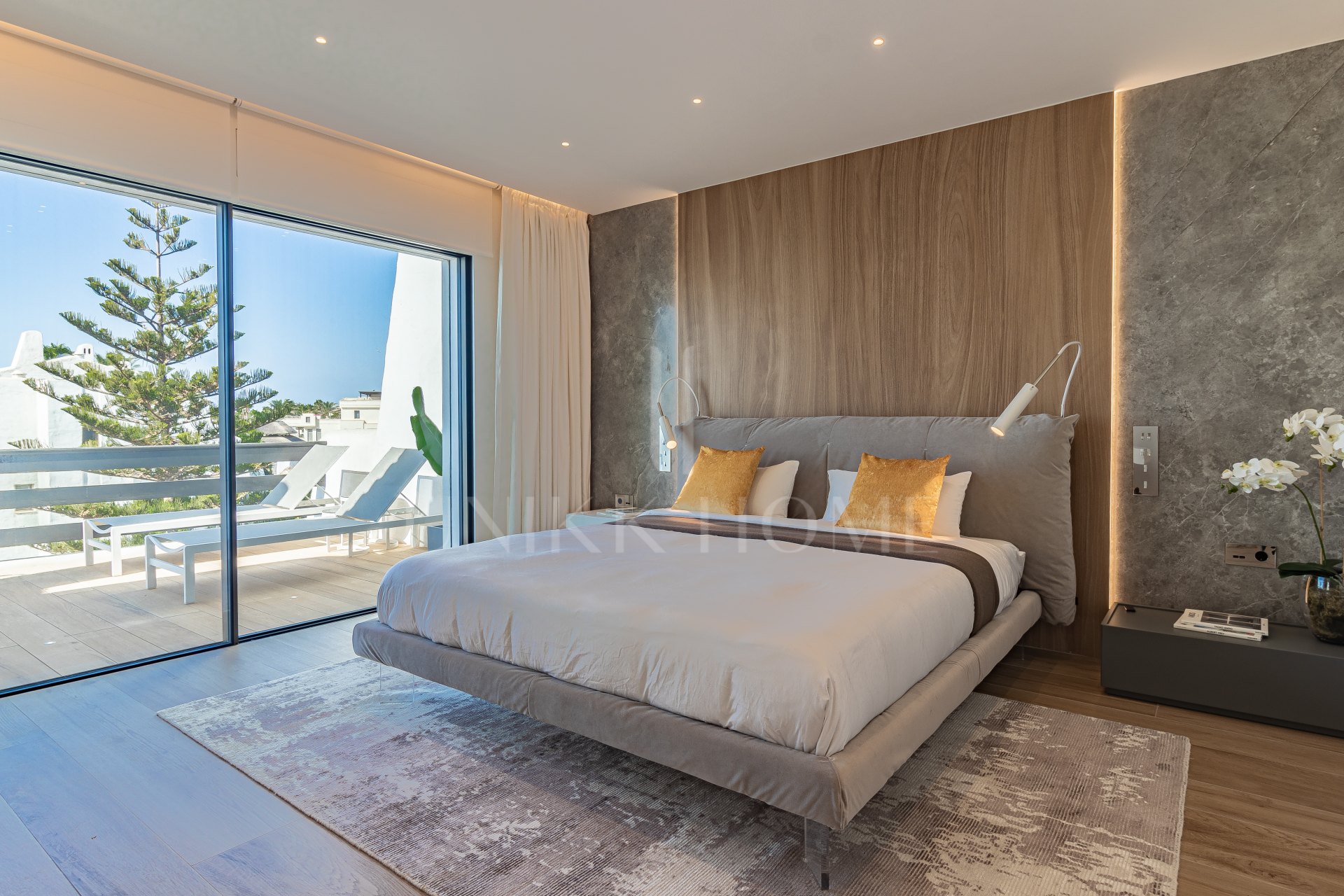 Adosada en primera línea de playa con vistas al mar, Milla de Oro de Marbella