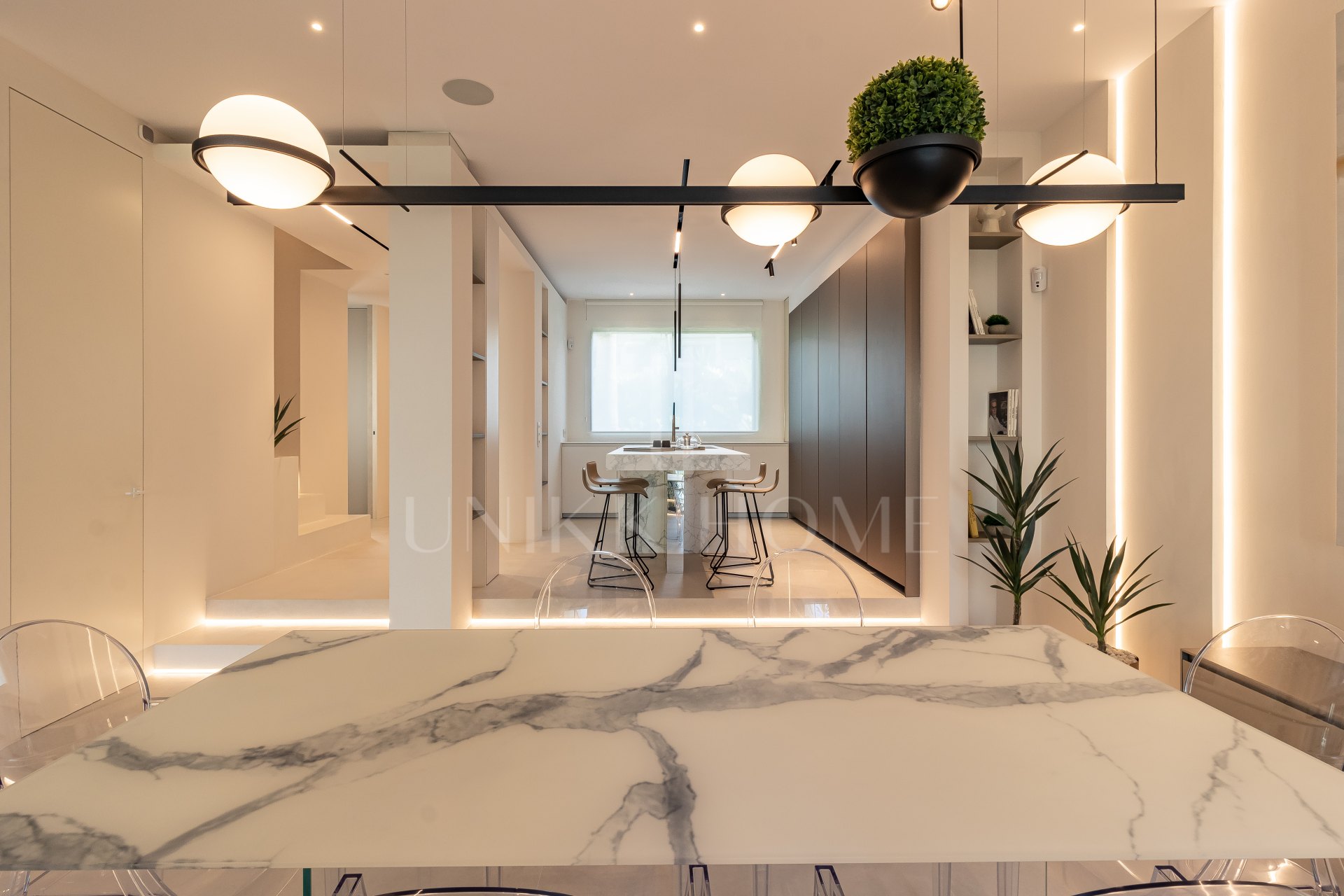 Adosada en primera línea de playa con vistas al mar, Milla de Oro de Marbella