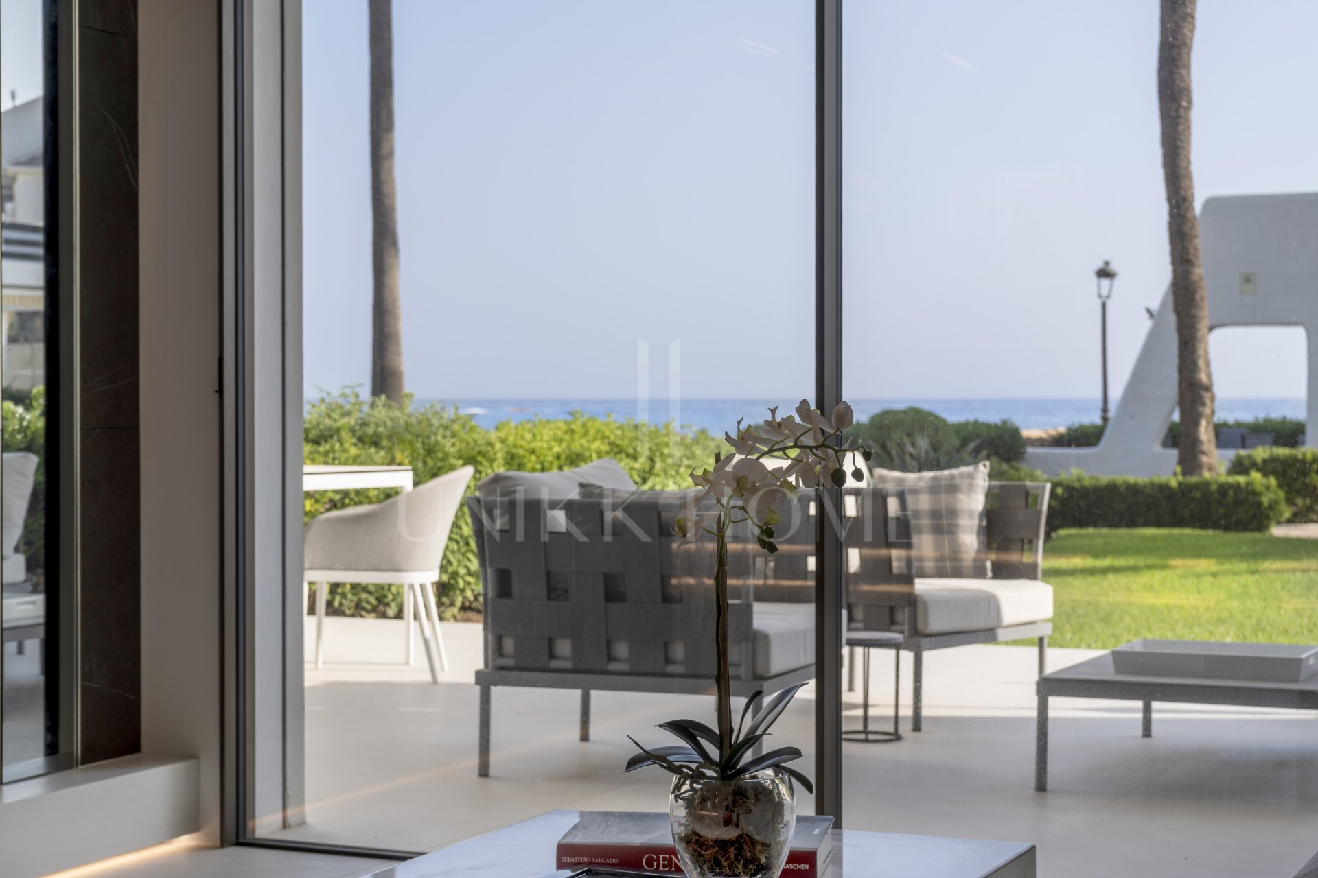 Adosada en primera línea de playa con vistas al mar, Milla de Oro de Marbella