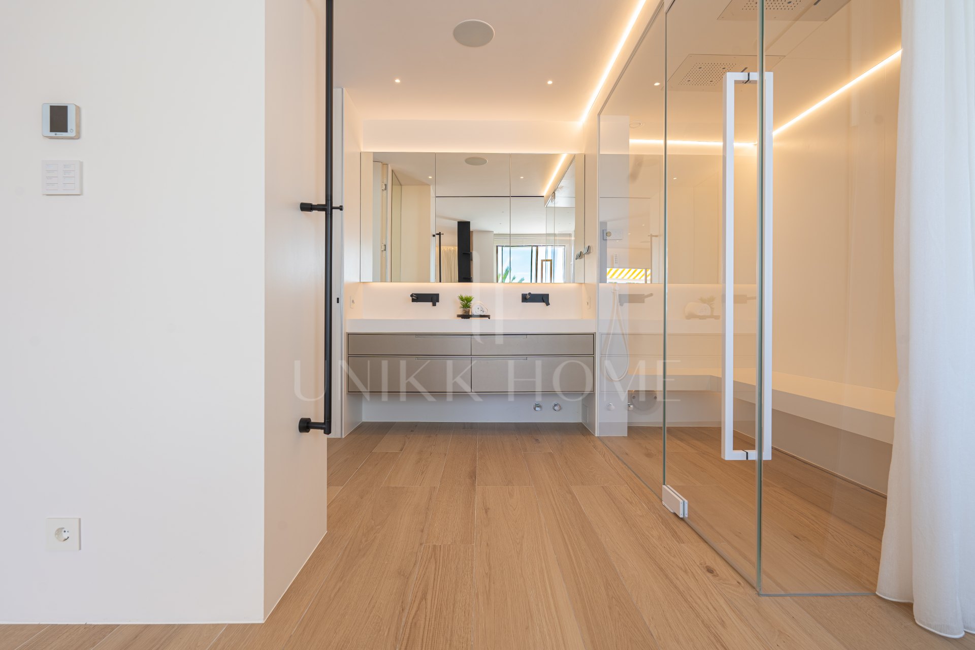 Adosada en primera línea de playa con vistas al mar, Milla de Oro de Marbella