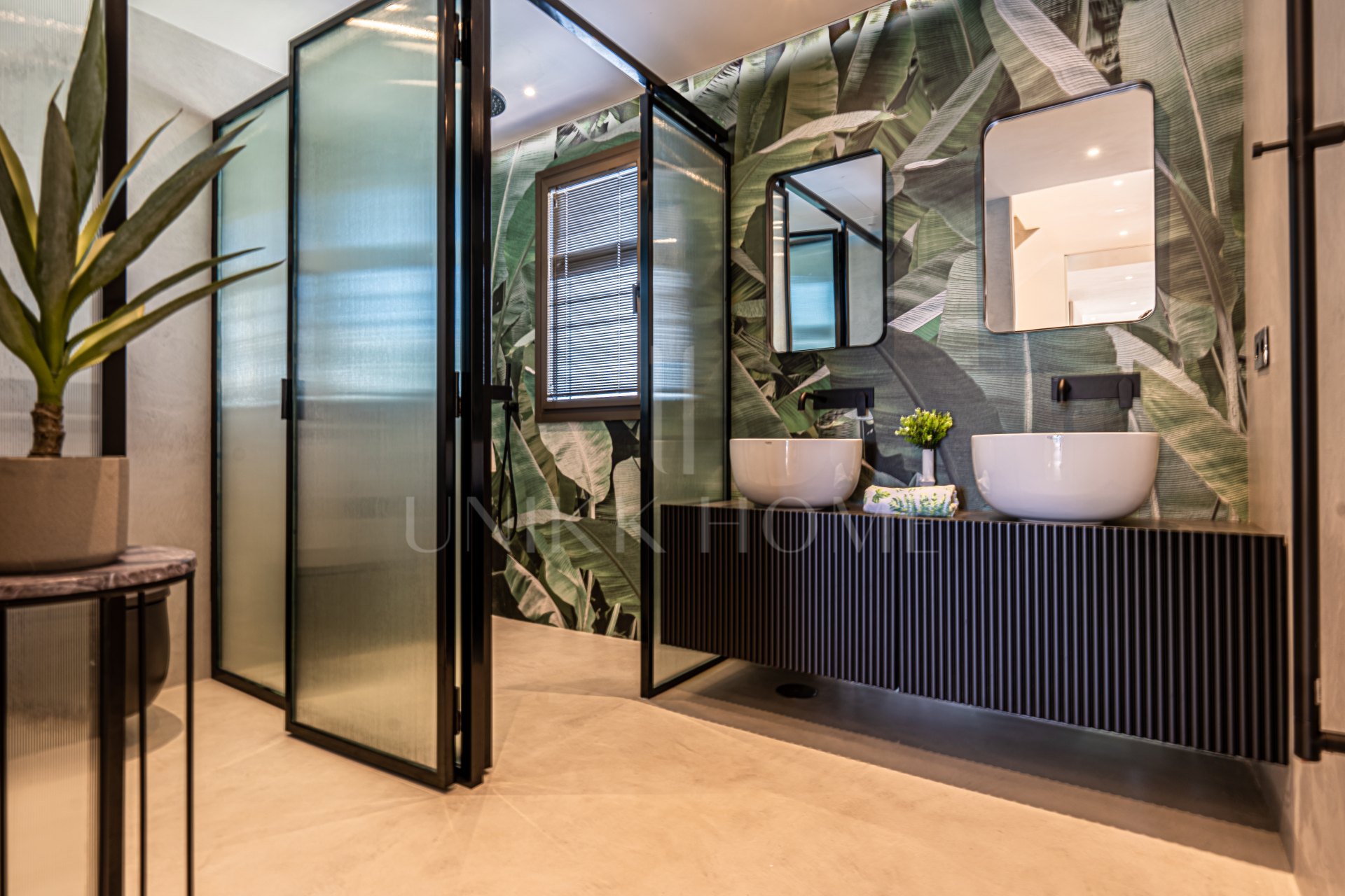 Adosada en primera línea de playa con vistas al mar, Milla de Oro de Marbella