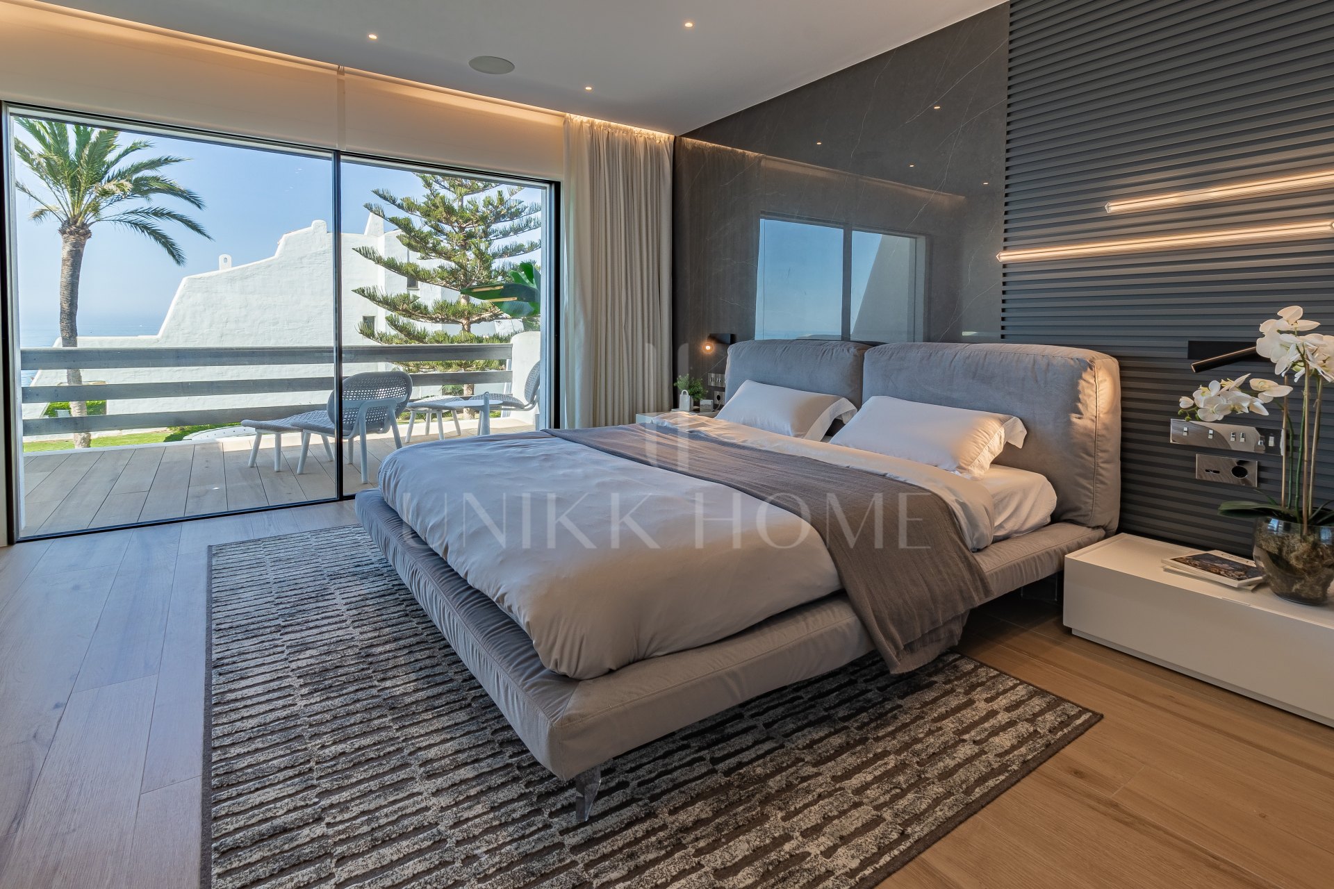 Adosada en primera línea de playa con vistas al mar, Milla de Oro de Marbella