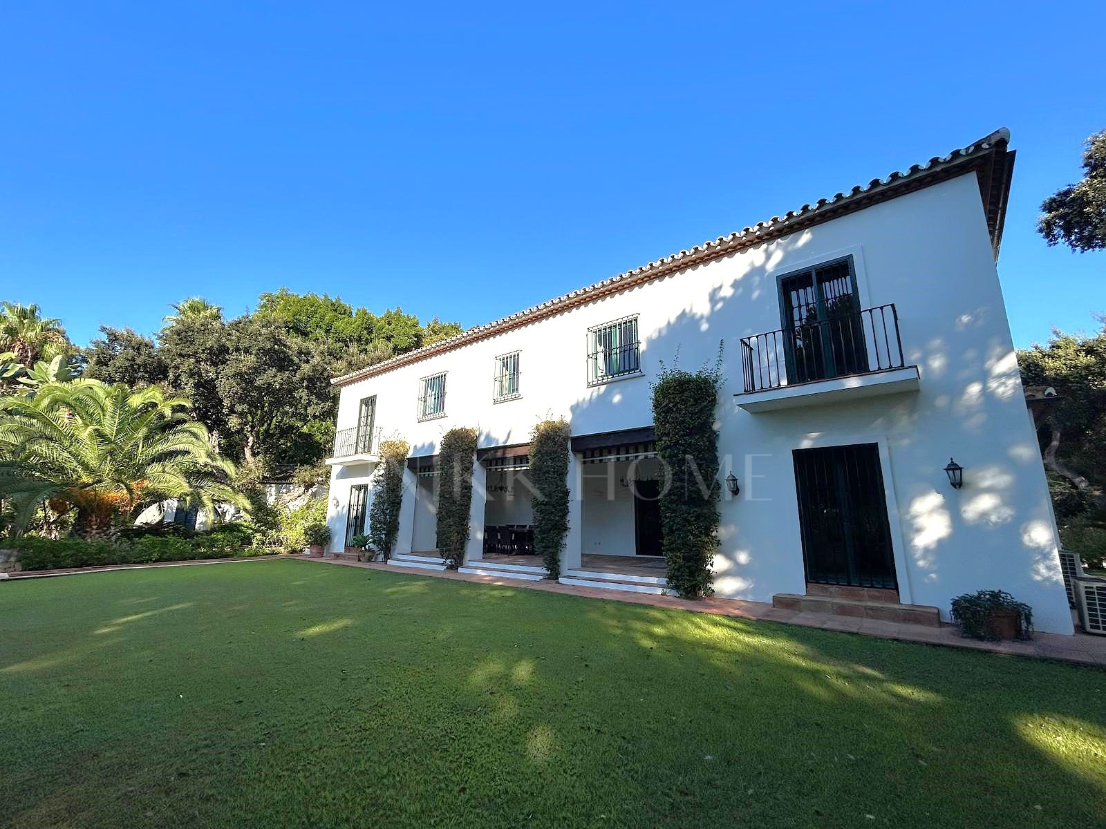 Beautiful detached villa, with many traditional Spanish features located in the prestigious development of Sotogrande.