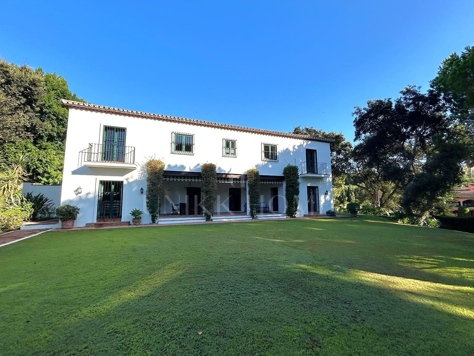 Beautiful detached villa, with many traditional Spanish features located in the prestigious development of Sotogrande.