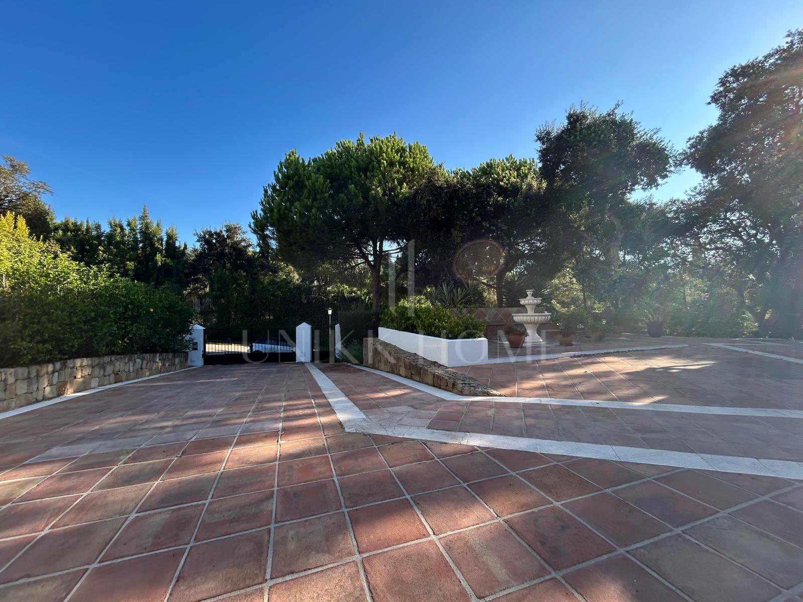 Beautiful detached villa, with many traditional Spanish features located in the prestigious development of Sotogrande.