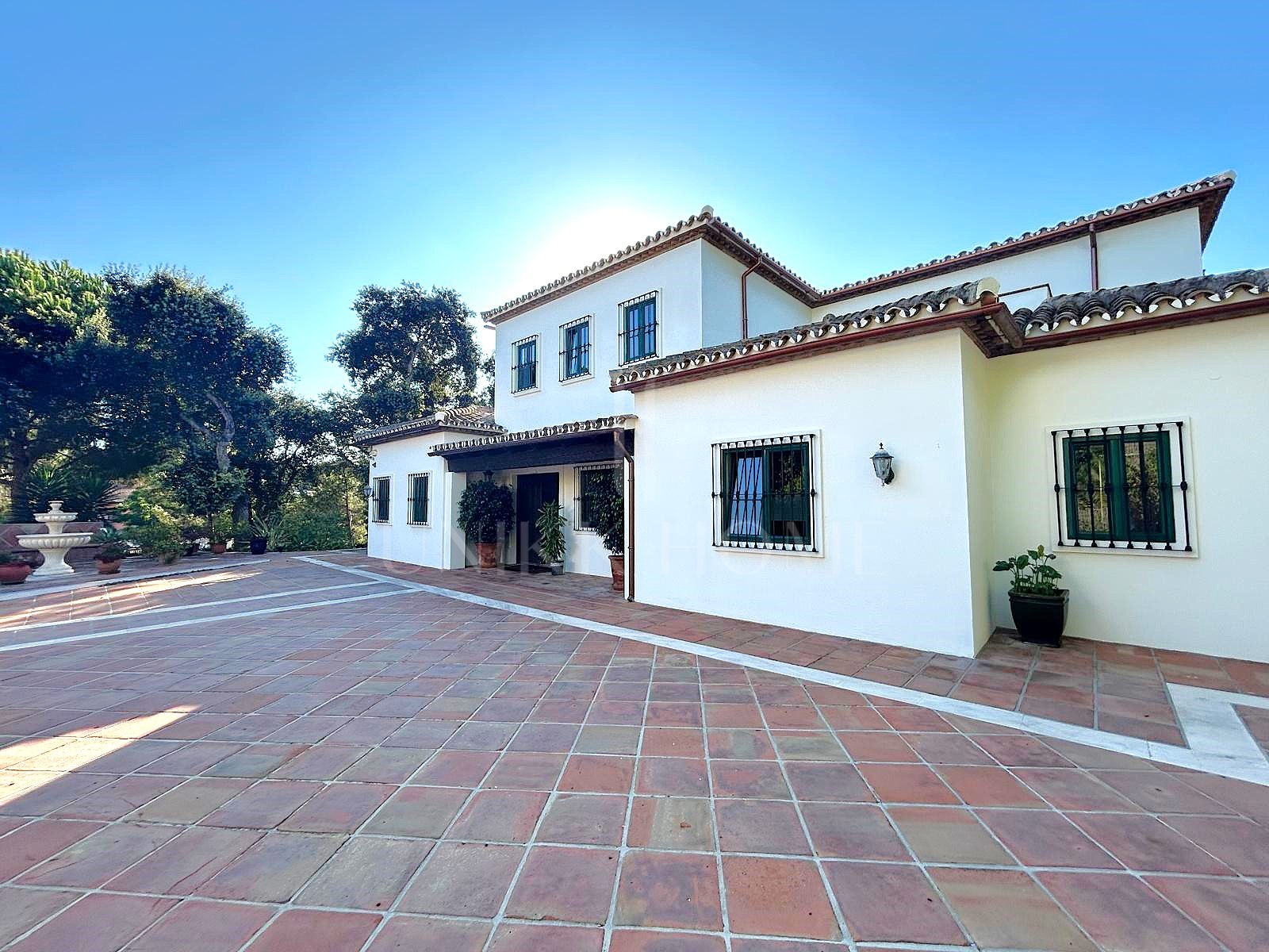Beautiful detached villa, with many traditional Spanish features located in the prestigious development of Sotogrande.