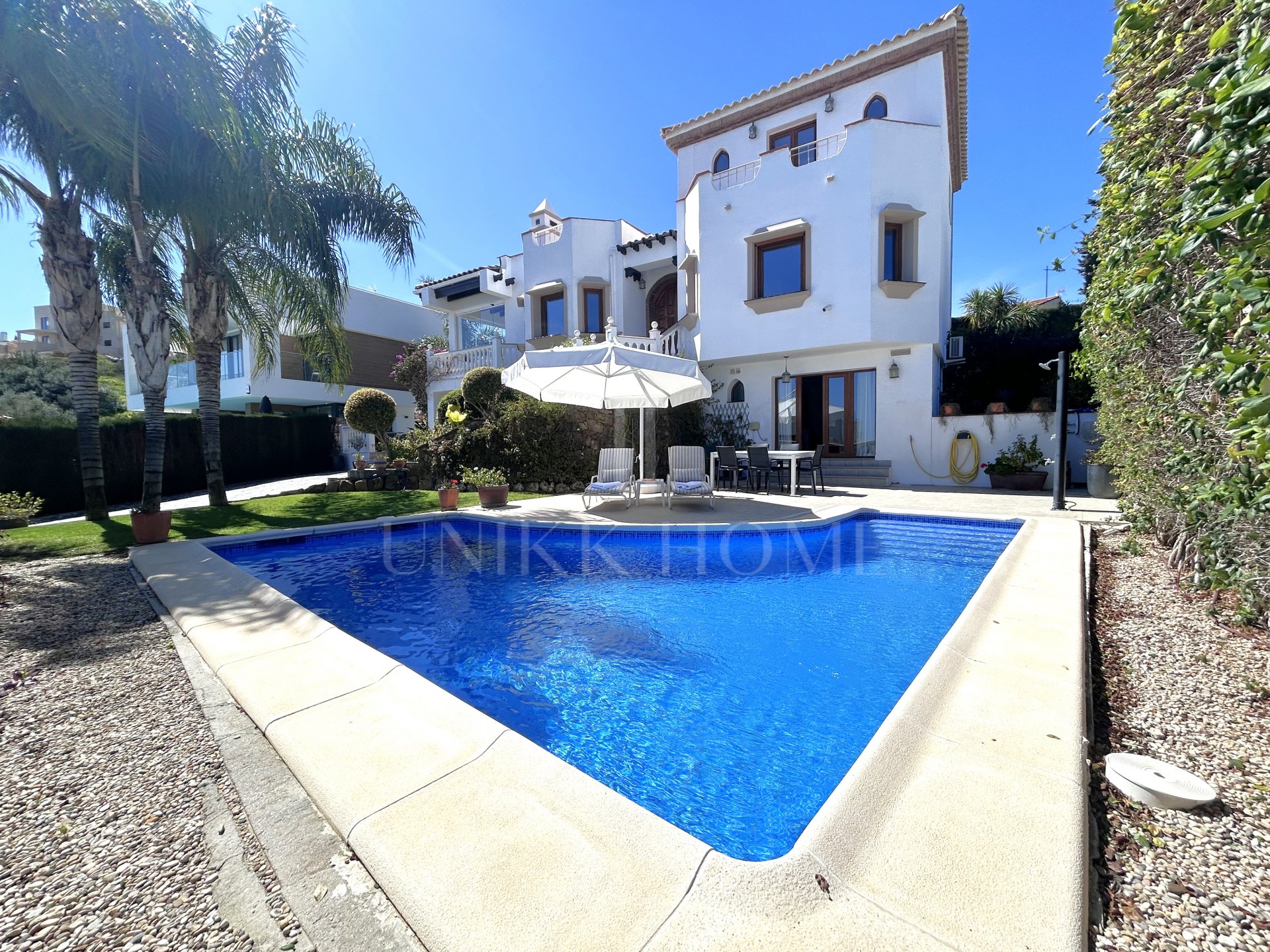 Lujosa Villa con Impresionantes Vistas y Piscina Privada en Valle Romano