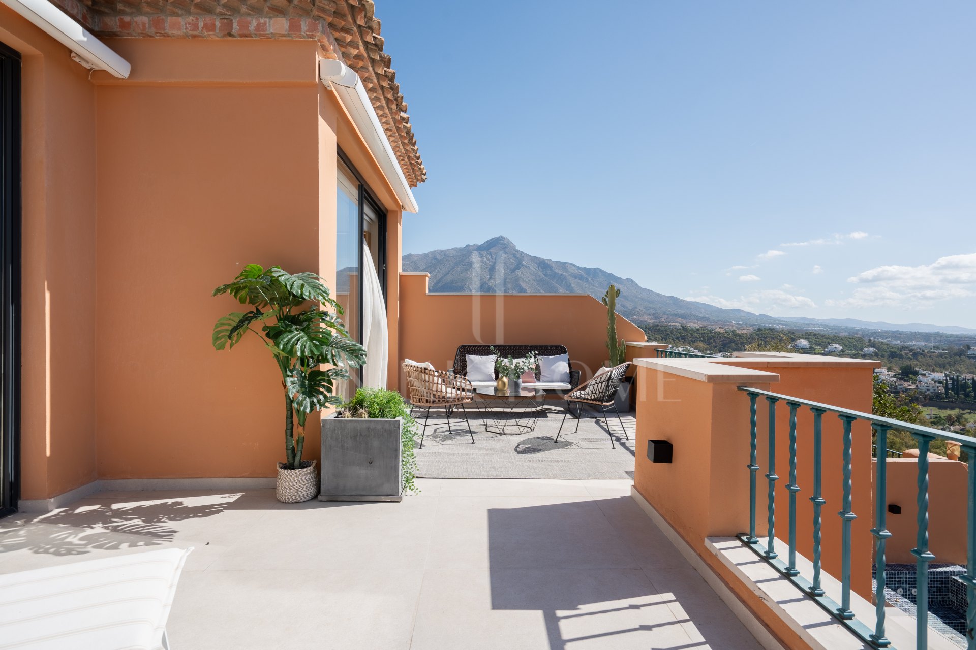 Duplex penthouse with panoramic views in Les Belvederes