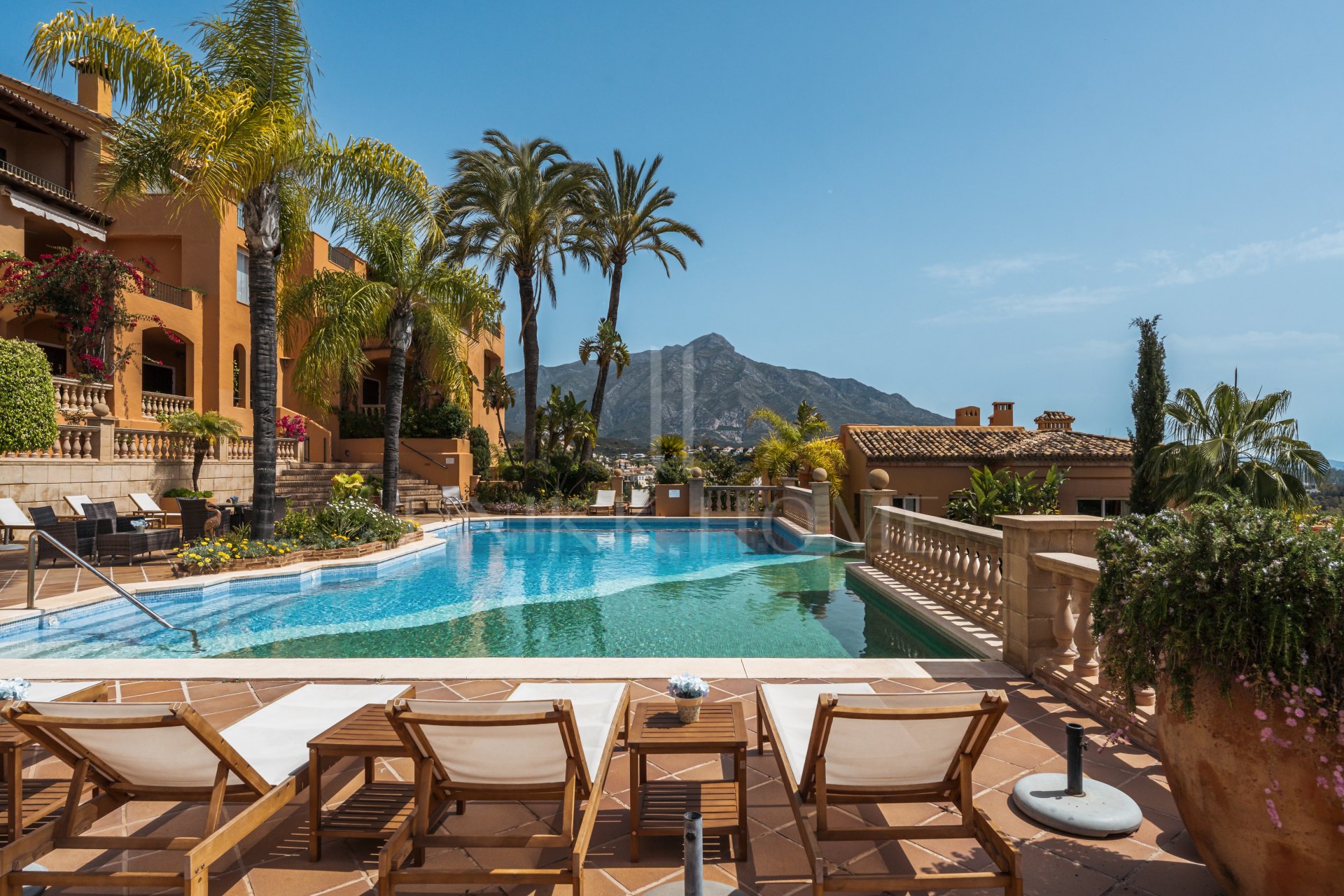Duplex penthouse with panoramic views in Les Belvederes