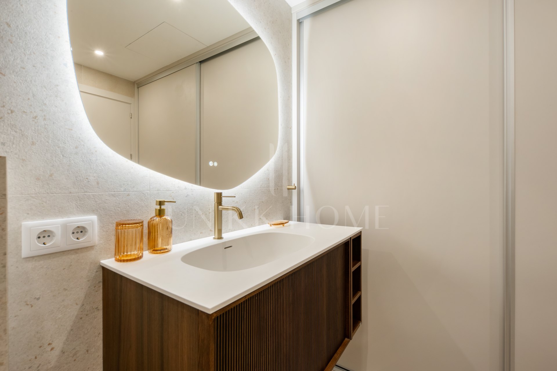 Beautifully refurbished beachside penthouse in El Presidente
