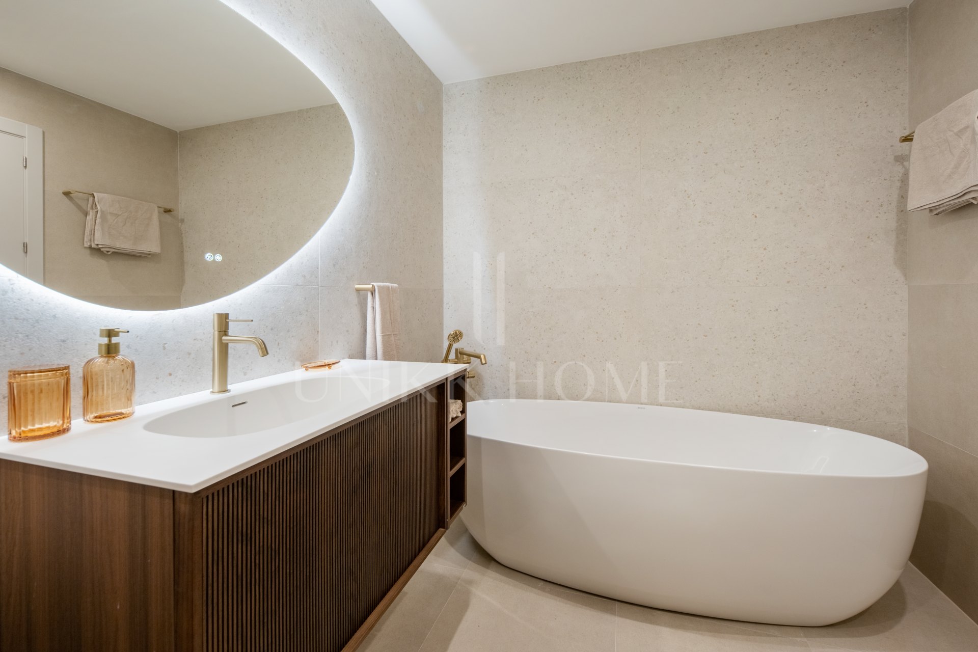 Beautifully refurbished beachside penthouse in El Presidente