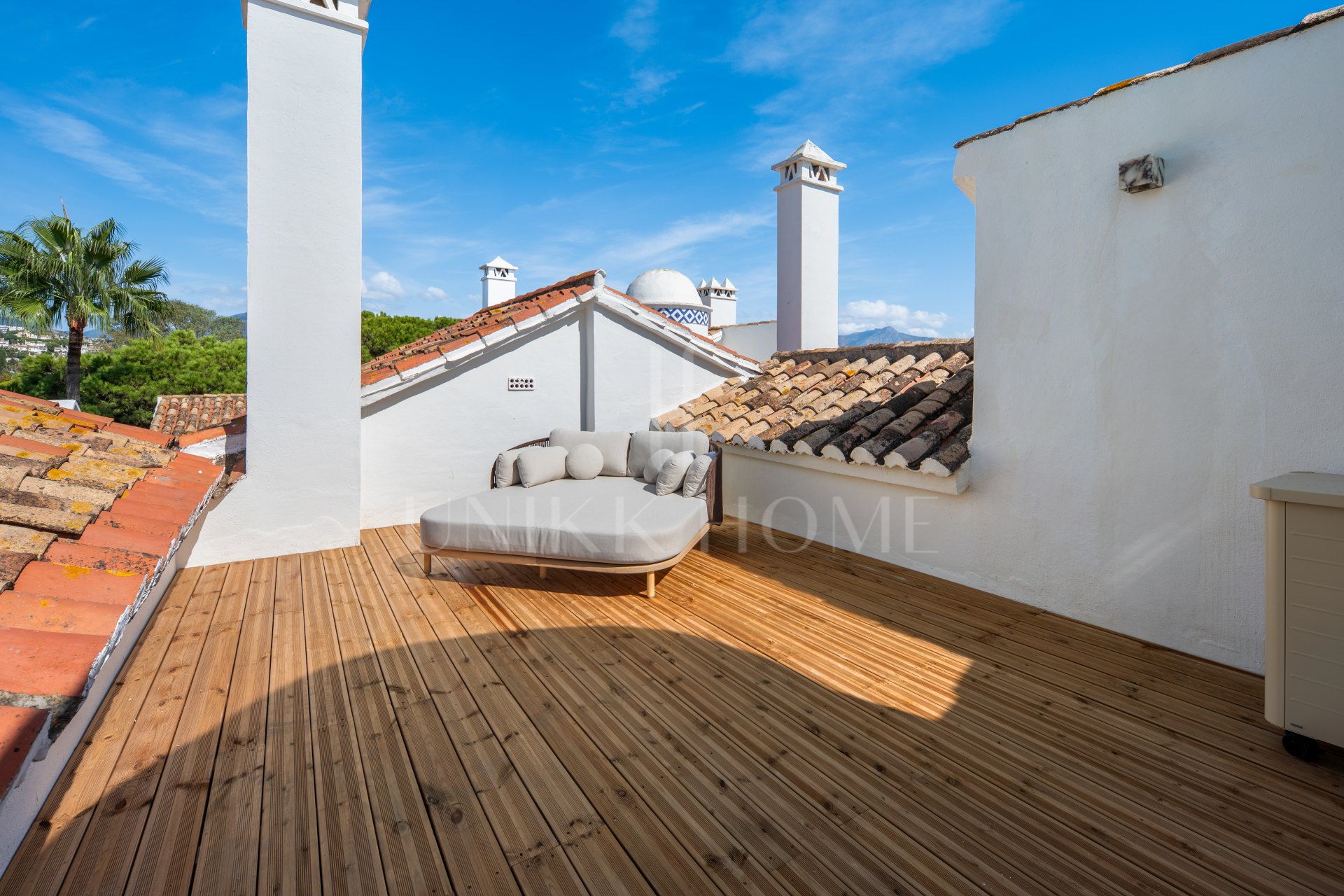 Beautifully refurbished beachside penthouse in El Presidente