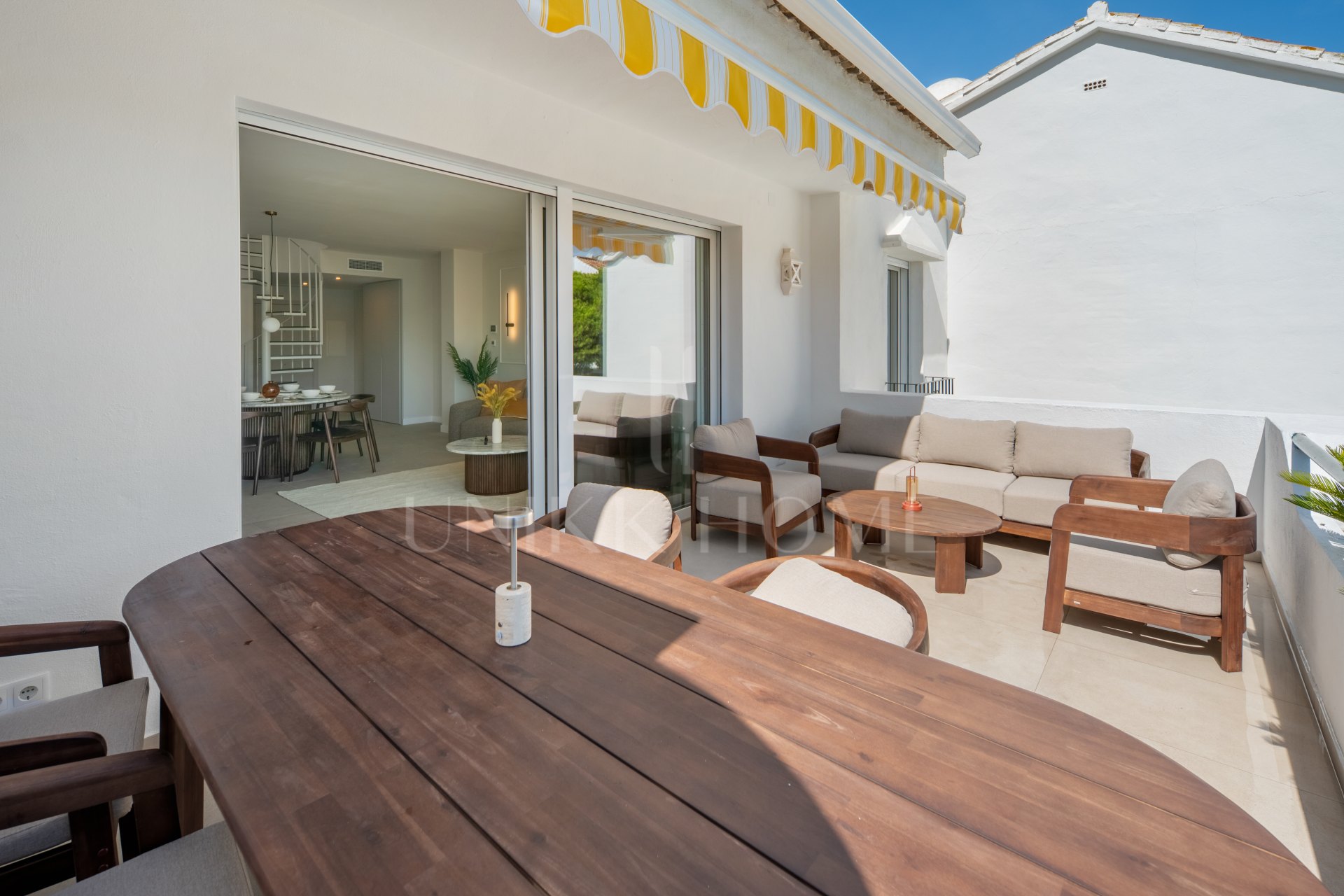 Beautifully refurbished beachside penthouse in El Presidente