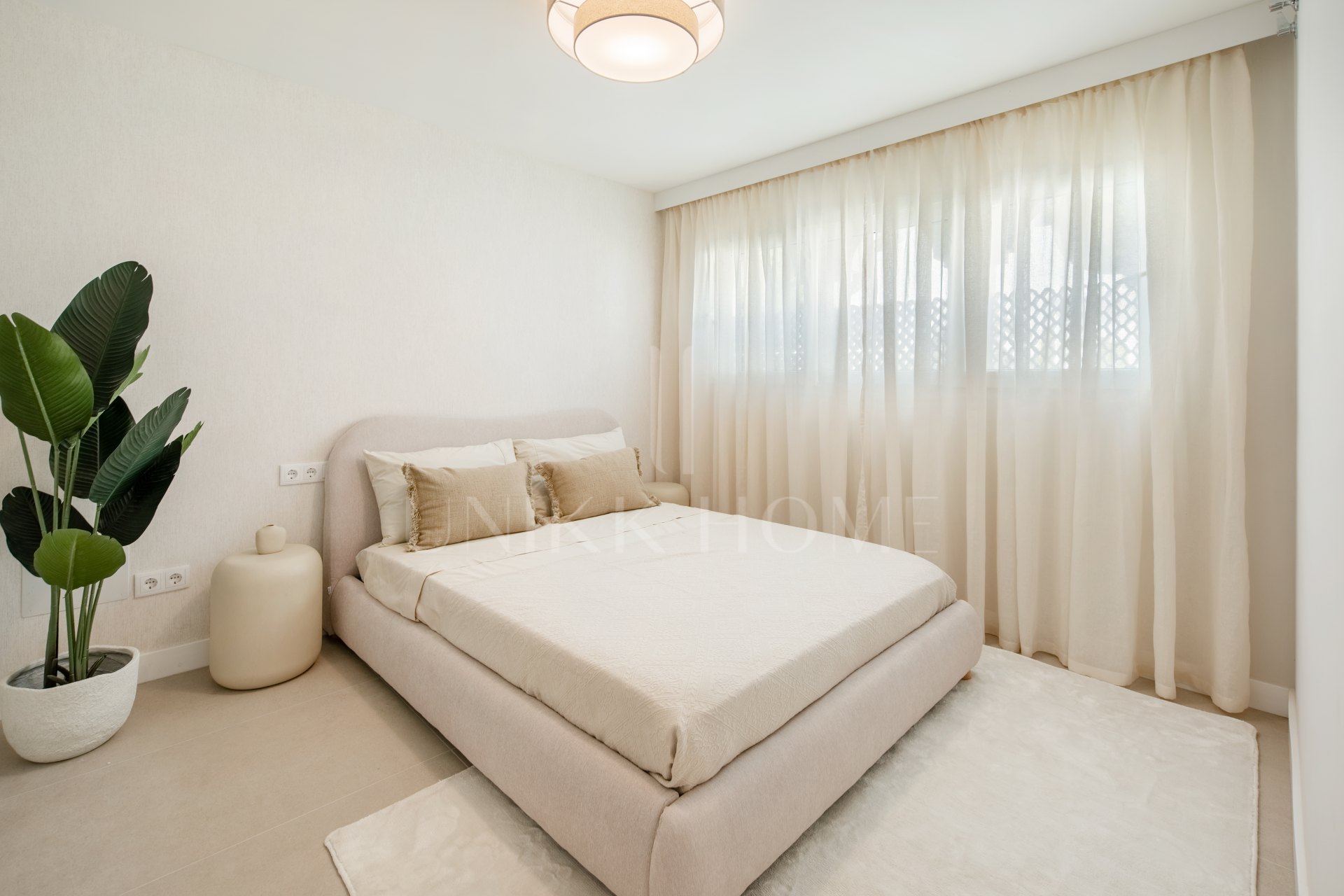 Beautifully refurbished beachside penthouse in El Presidente