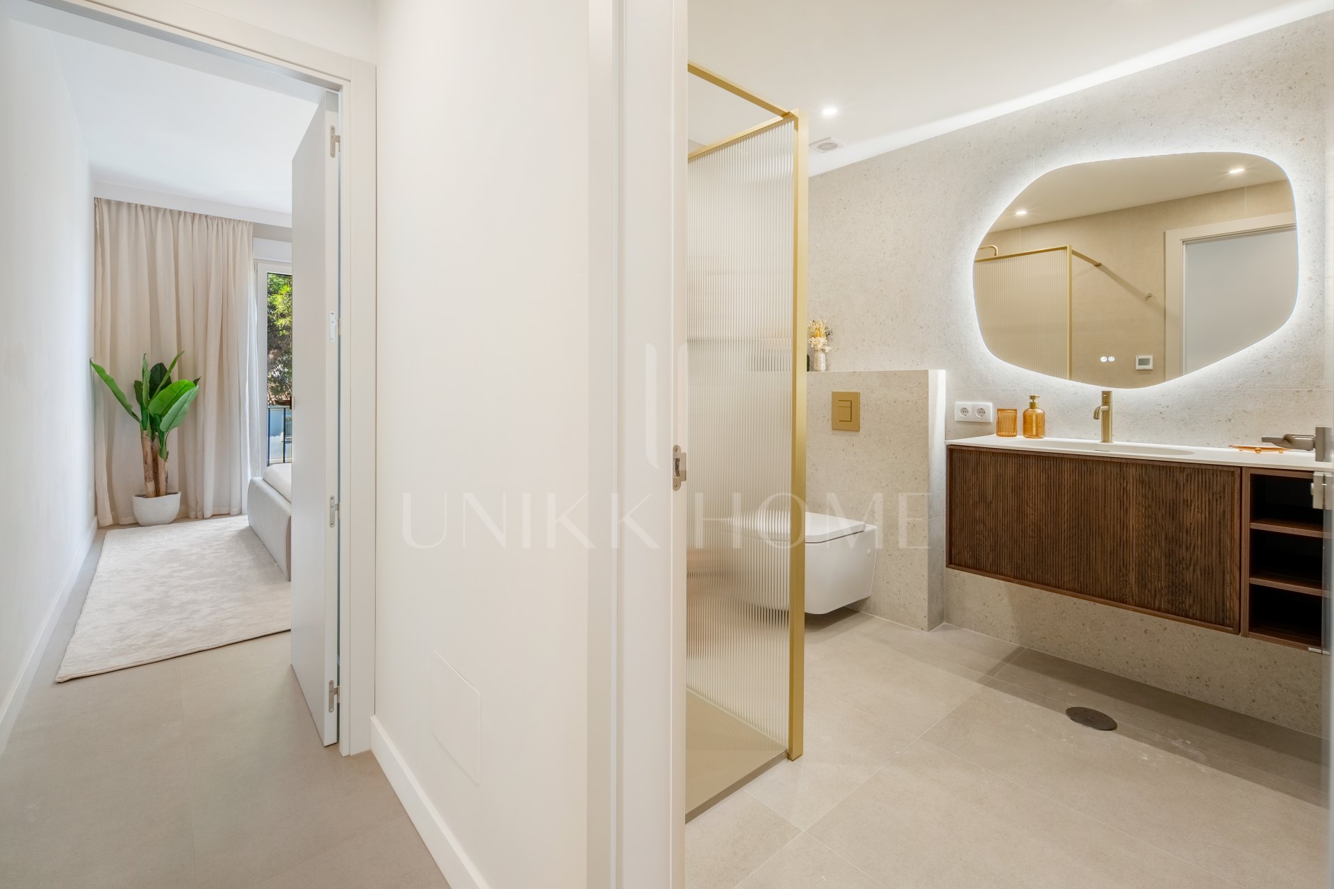 Beautifully refurbished beachside penthouse in El Presidente