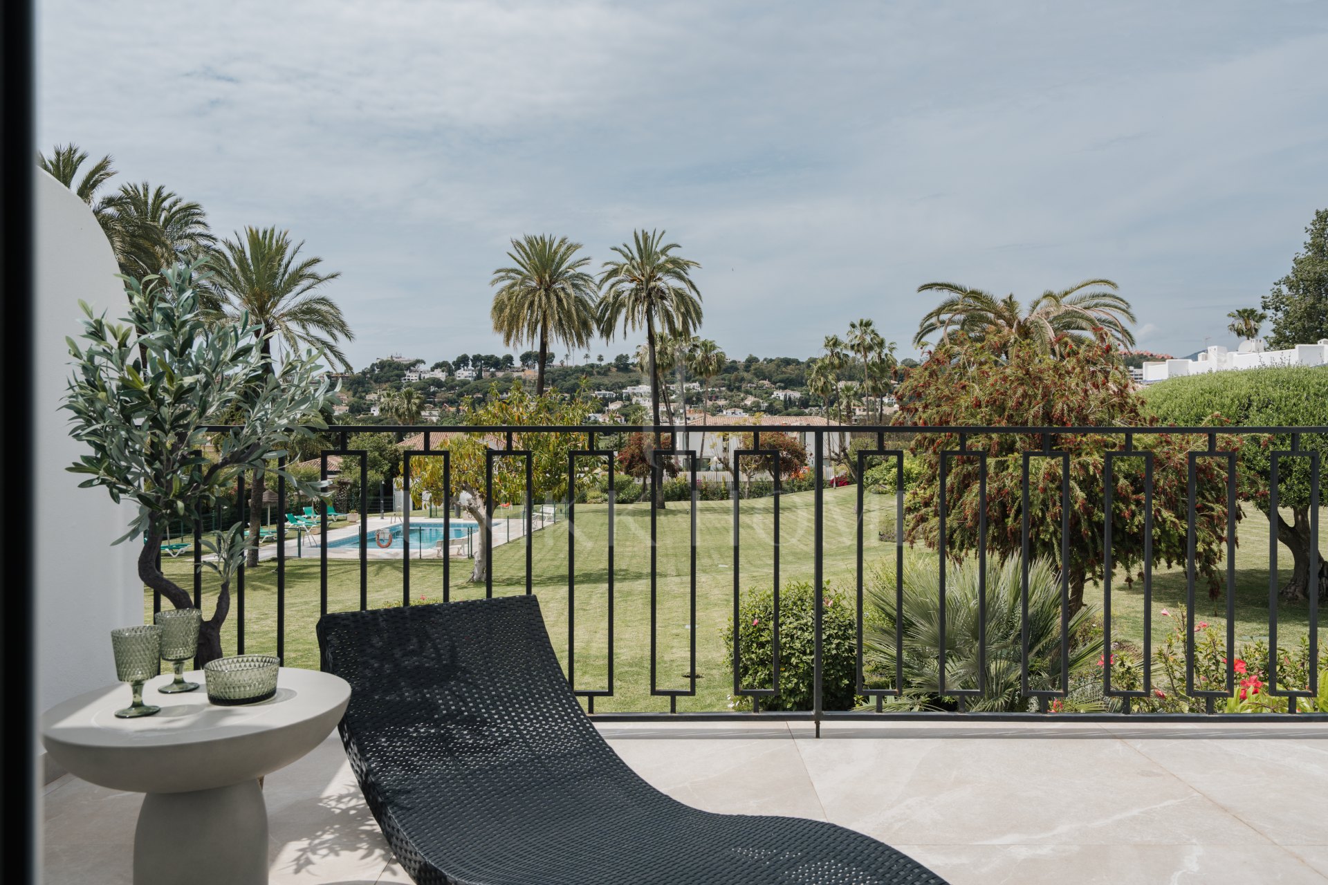 Beautifully refurbished 4 bedroom townhouse in the heart of Nueva Andalucía