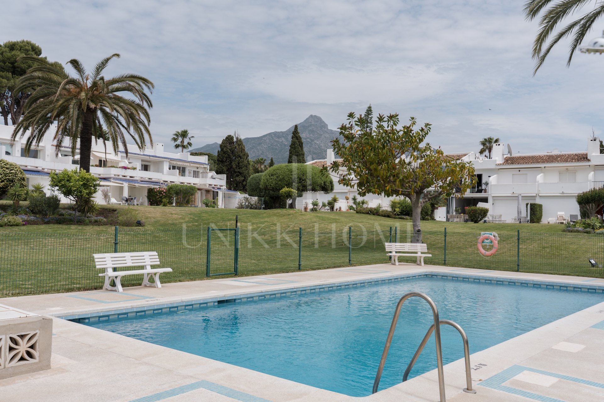 Beautifully refurbished 4 bedroom townhouse in the heart of Nueva Andalucía