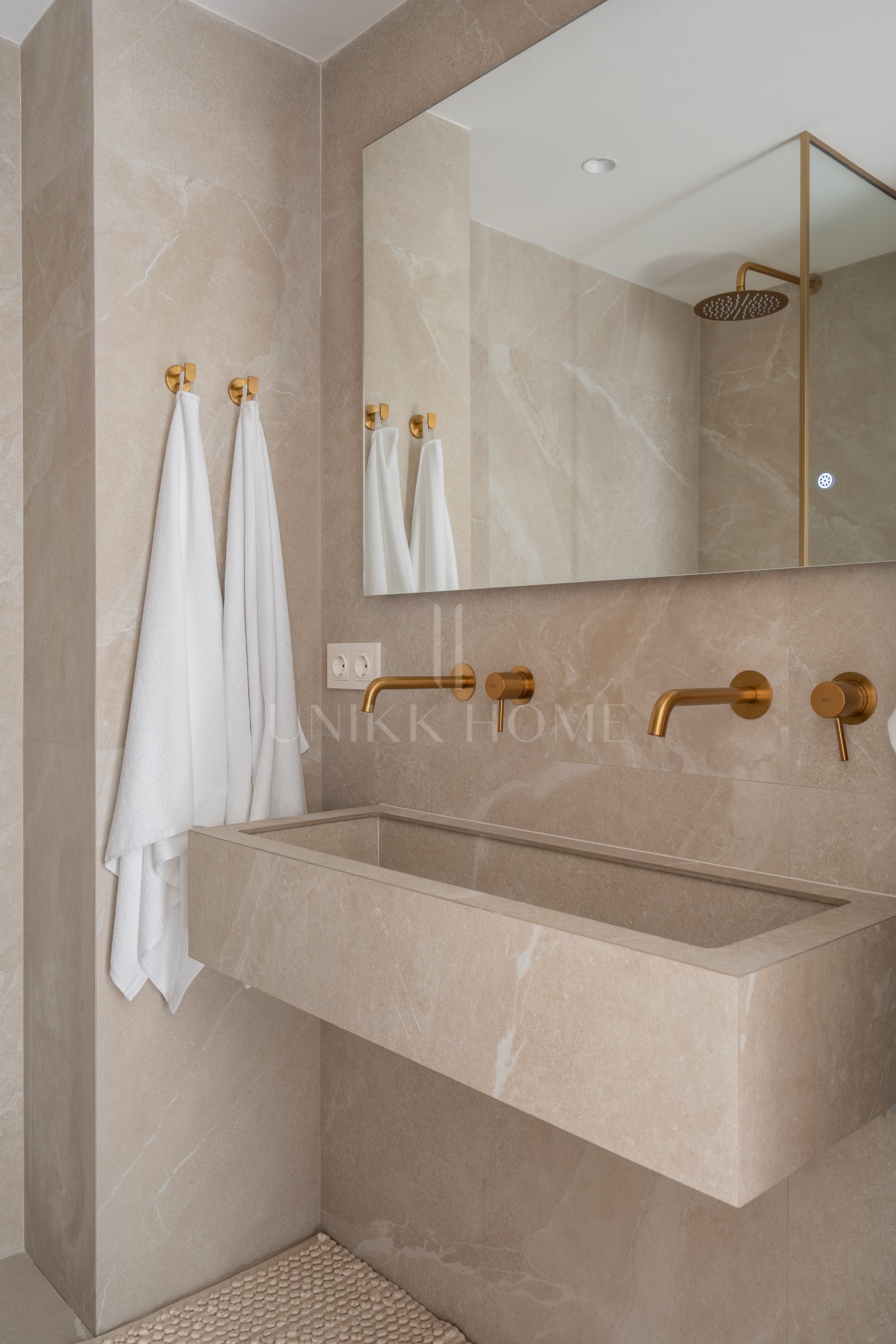 Beautifully refurbished 4 bedroom townhouse in the heart of Nueva Andalucía