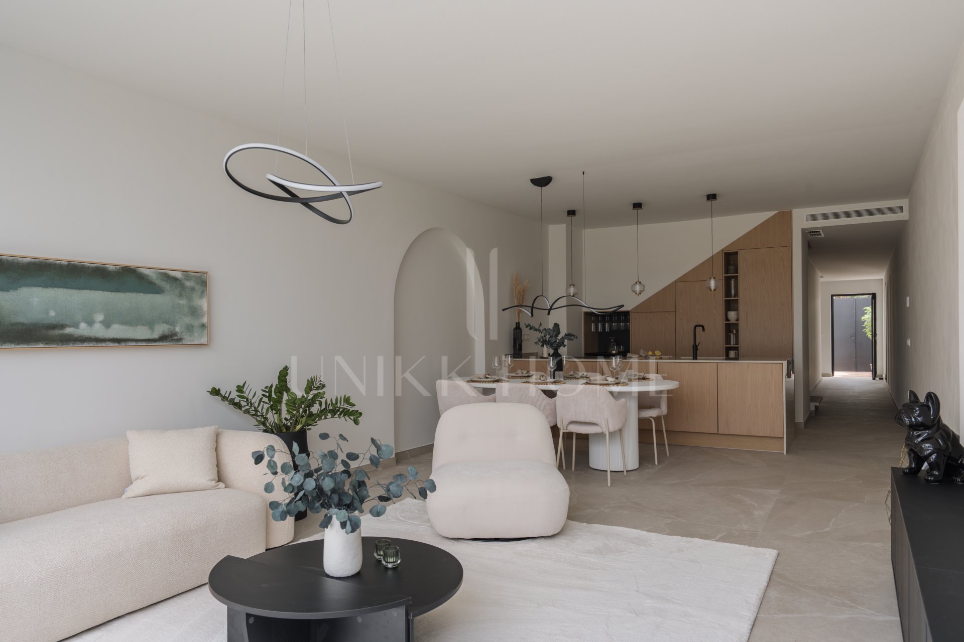 Beautifully refurbished 4 bedroom townhouse in the heart of Nueva Andalucía