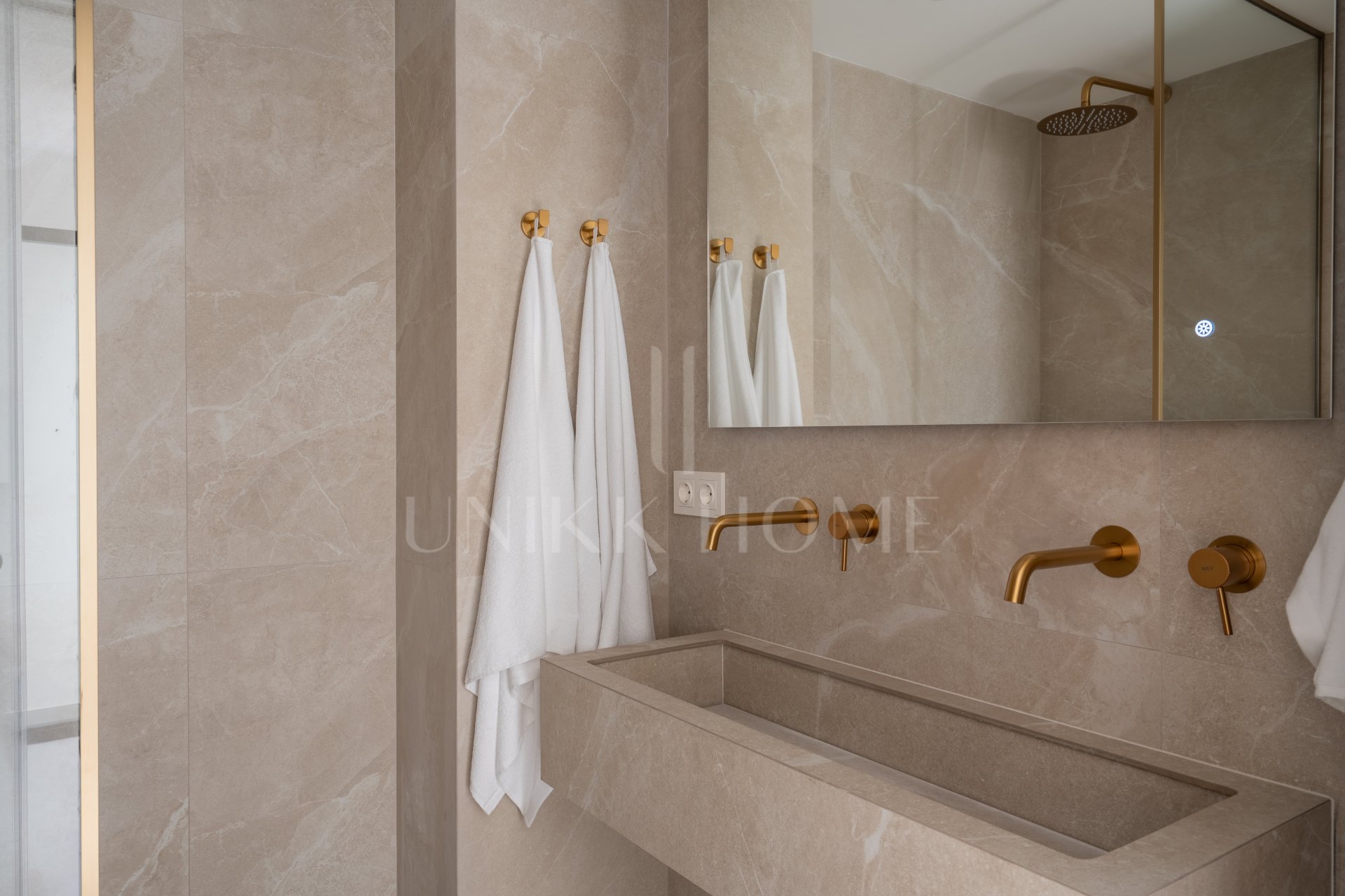 Beautifully refurbished 4 bedroom townhouse in the heart of Nueva Andalucía